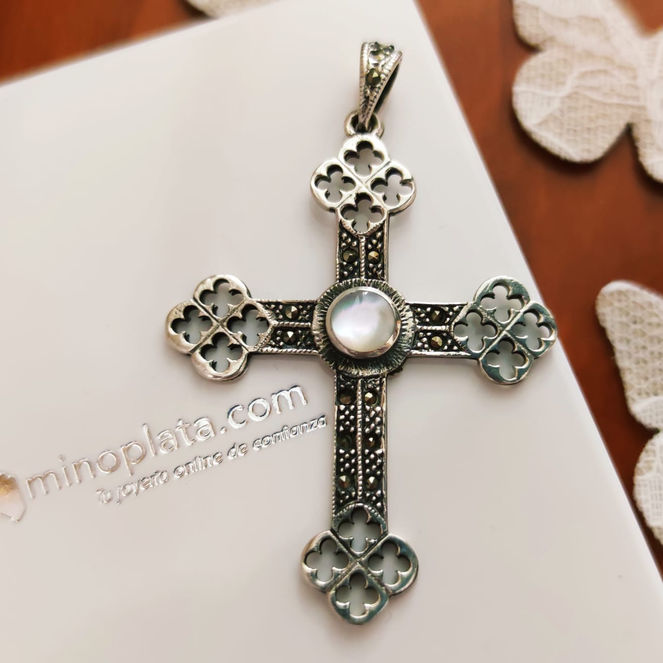 Crucifijo de Plata vieja calado con Marcasitas y Nácar blanco 3