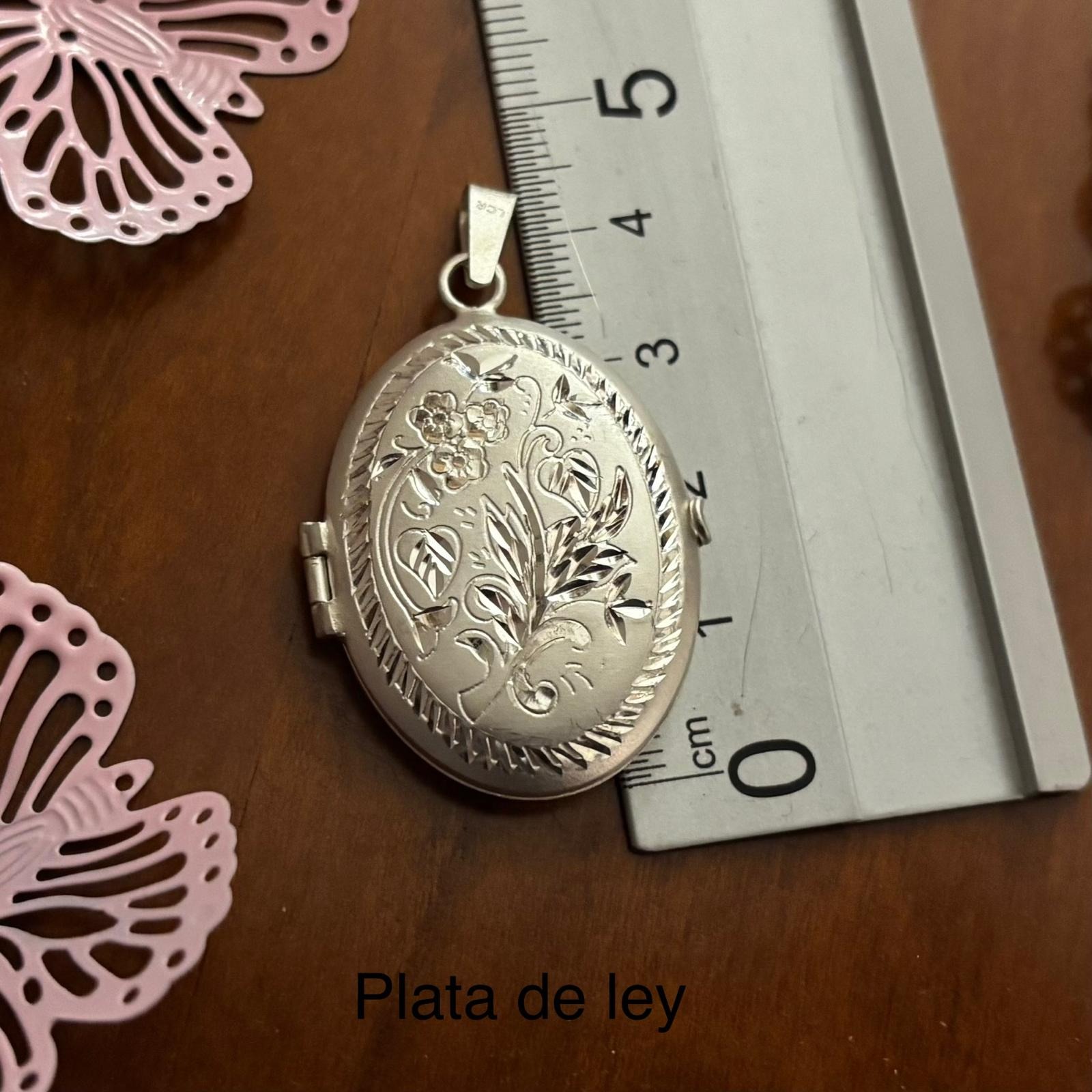 Guardapelos en Plata de ley tallada ovalado 28 x 38 Mm. 2