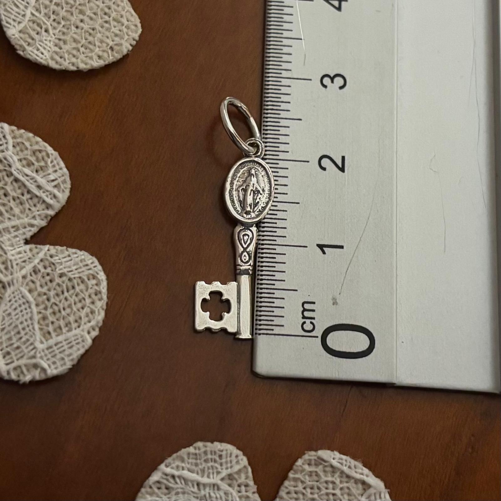Colgante Llave de la Inmaculada Concepción en Plata de ley envejecida 21mm 1