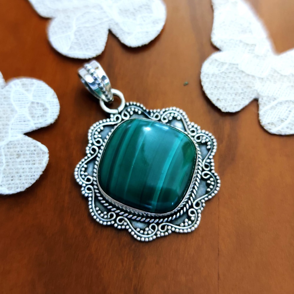 Colgante talla de Plata vieja con Piedra natural Malaquita verde