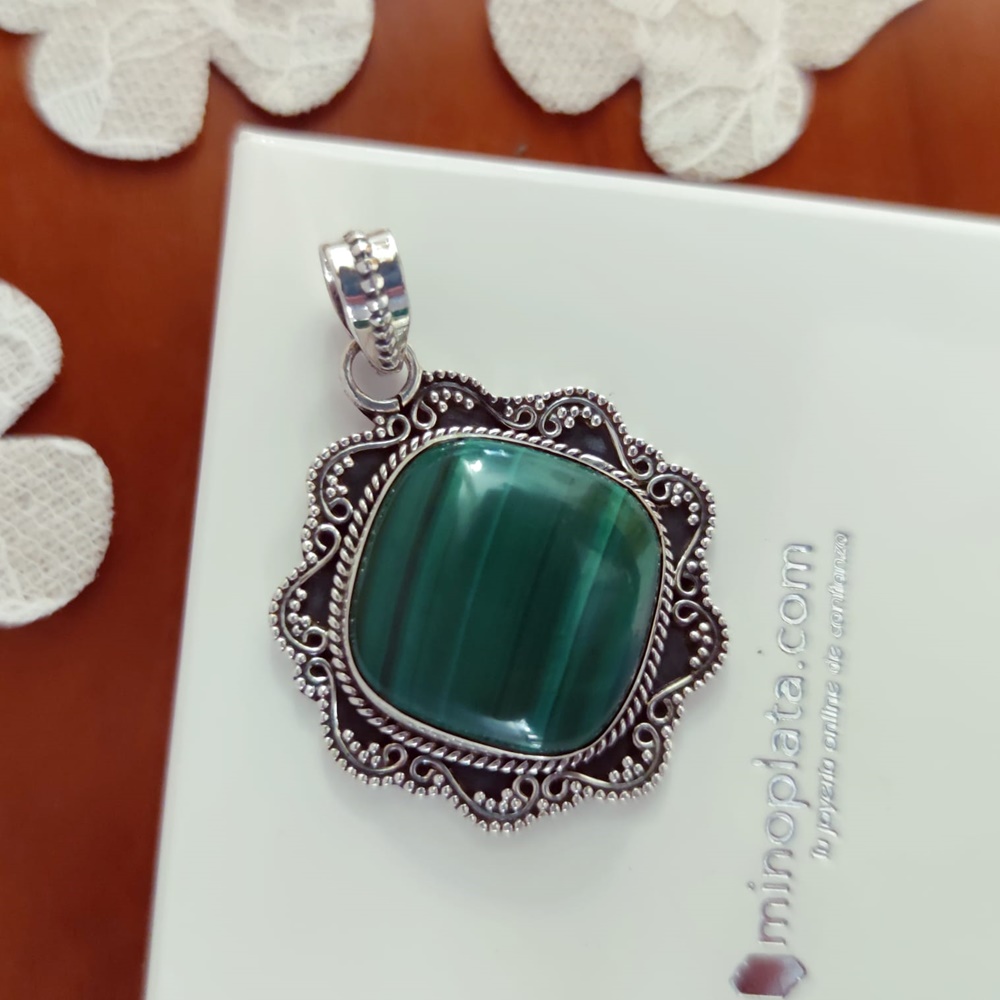 Colgante talla de Plata vieja con Piedra natural Malaquita verde 3