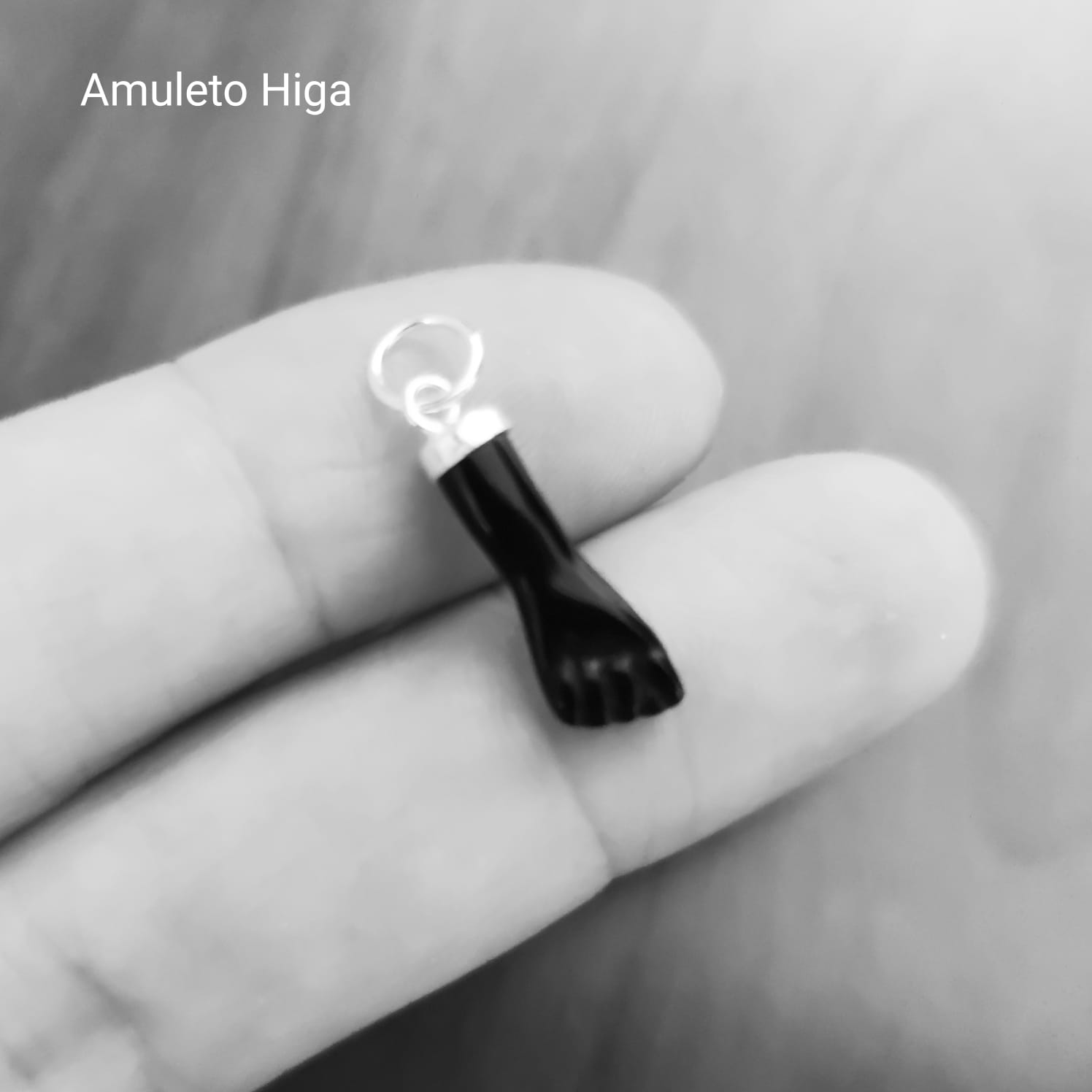 Colgante higa puño negro en Plata de ley 4