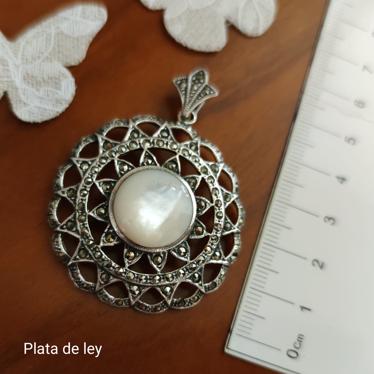 Colgante medallón de Plata vieja calada con Marcasitas y Nácar 1