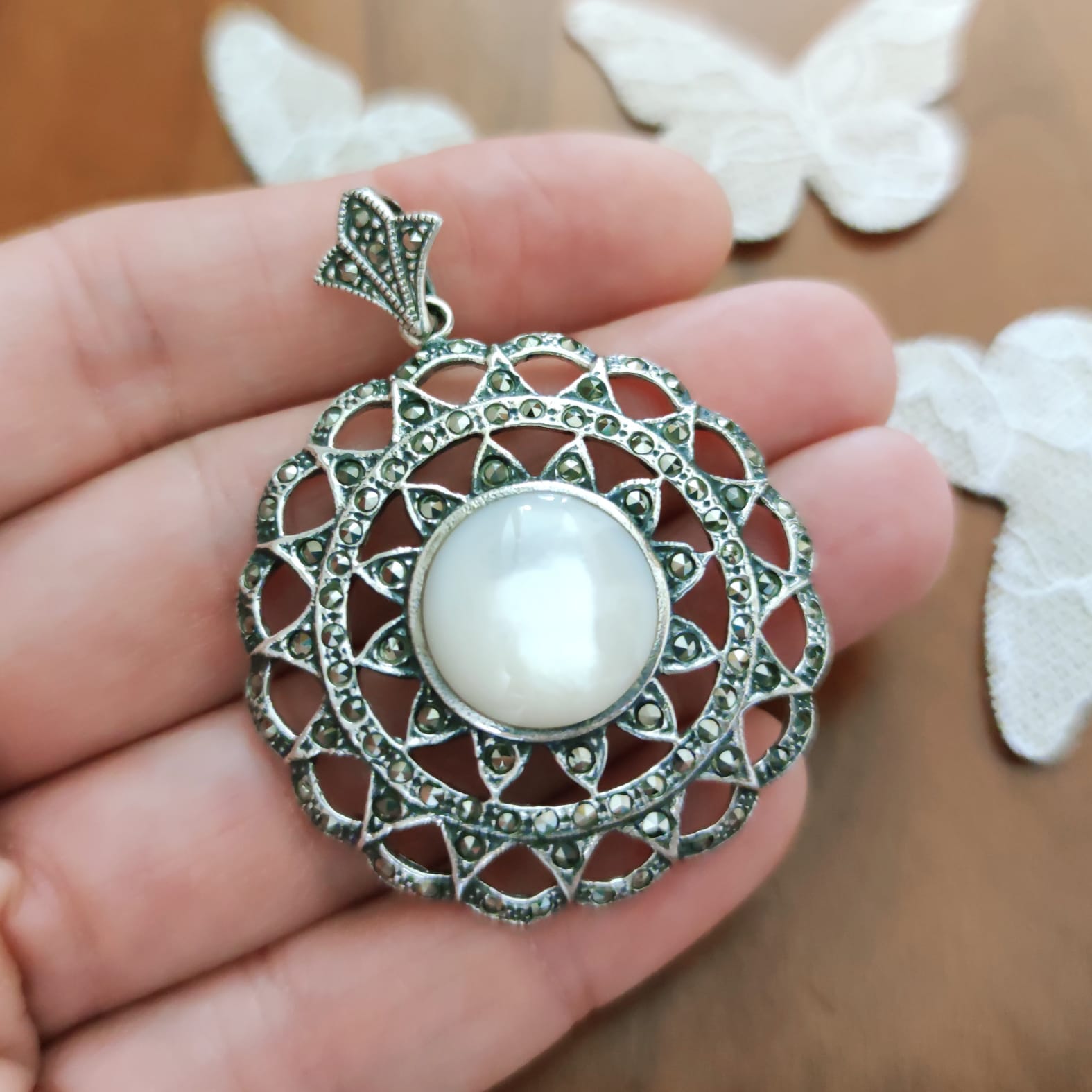 Colgante medallón de Plata vieja calada con Marcasitas y Nácar 2