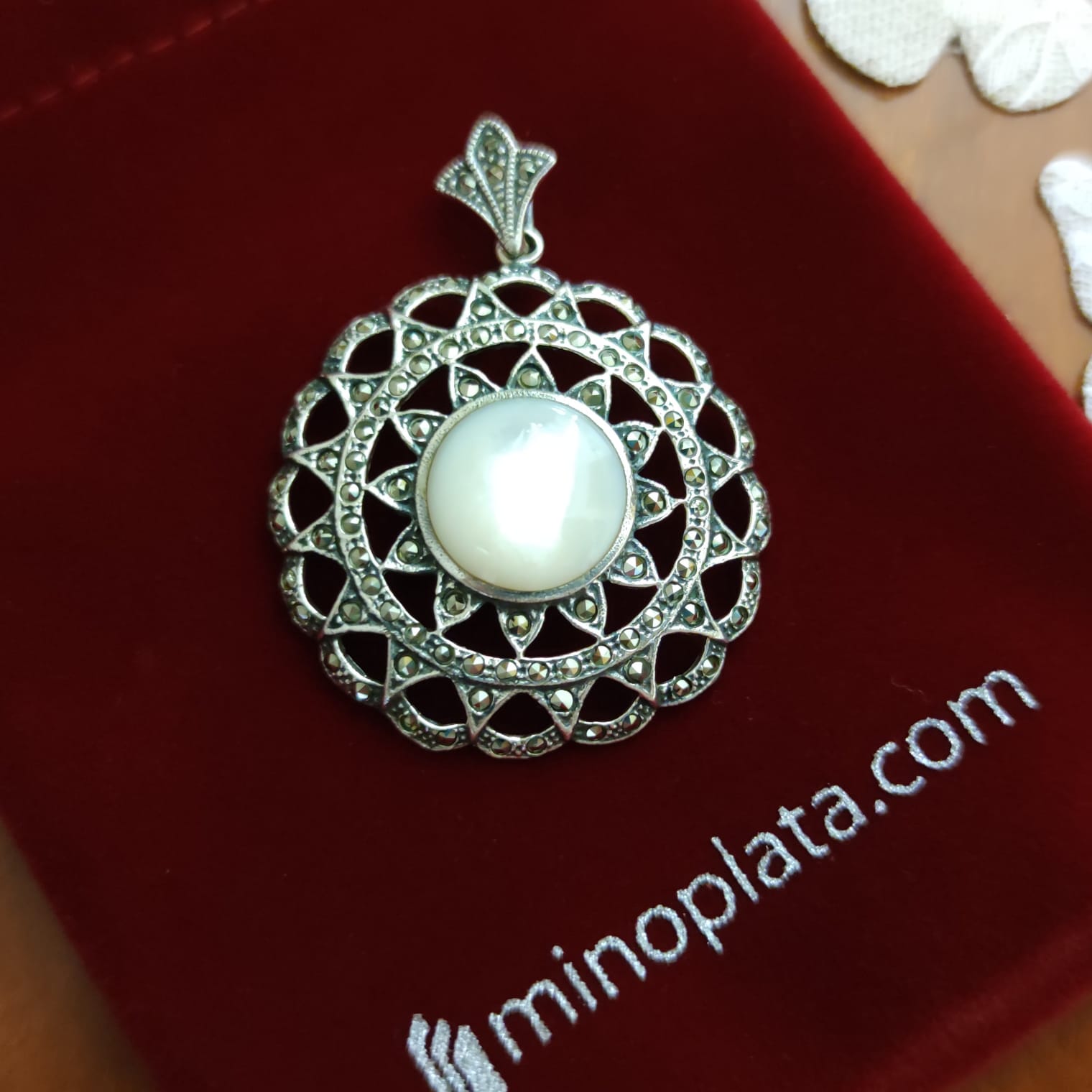 Colgante medallón de Plata vieja calada con Marcasitas y Nácar 3