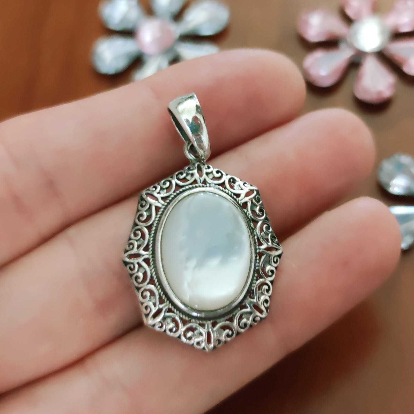 Colgante de Plata envejecida calada y Nácar blanco para mujer 3