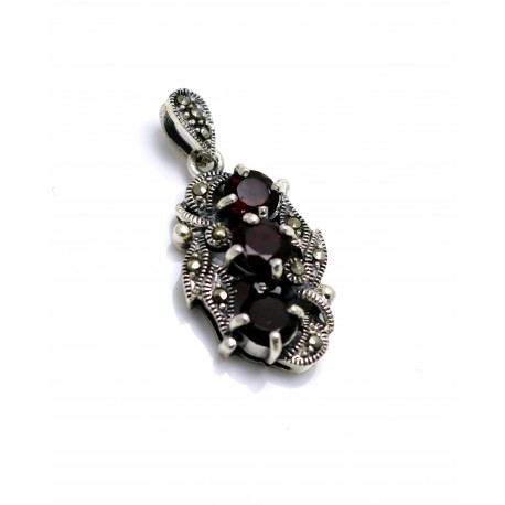 Colgante estilo antiguo de Plata vieja con Granates y Marquesita