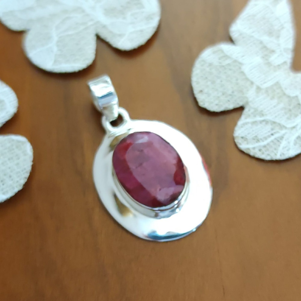 Colgante ovalado de Plata de ley con Piedra Natural Rubí