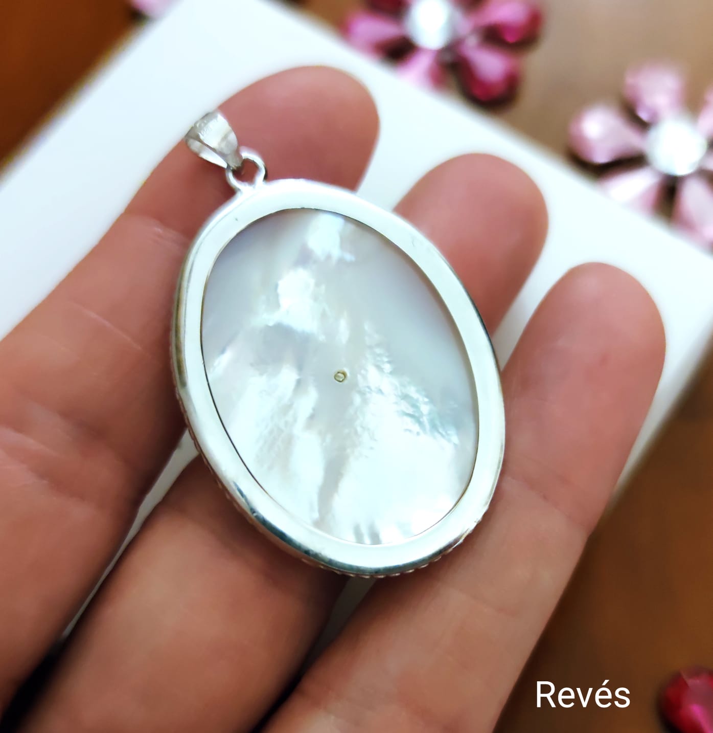 Medalla ovalada Virgen del Rocío en Plata rodiada y Nácar 2
