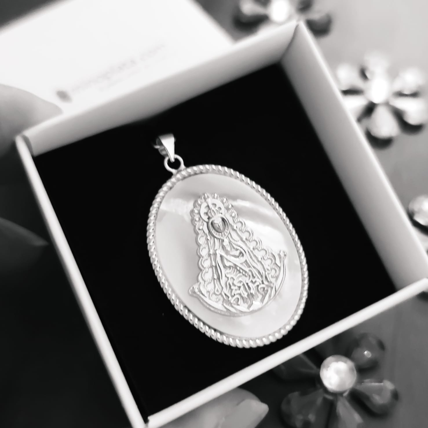 Medalla ovalada Virgen del Rocío en Plata rodiada y Nácar 3