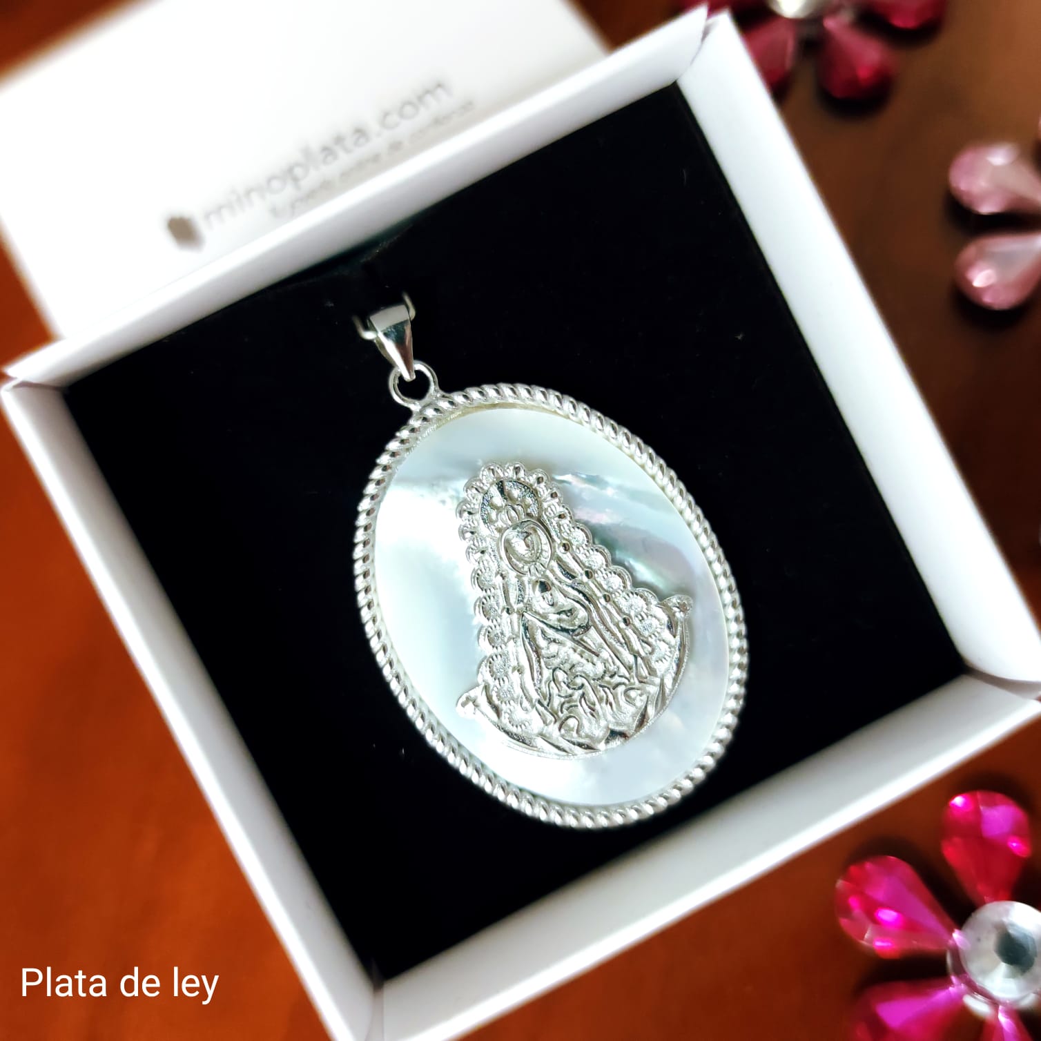 Medalla ovalada Virgen del Rocío en Plata rodiada y Nácar 4