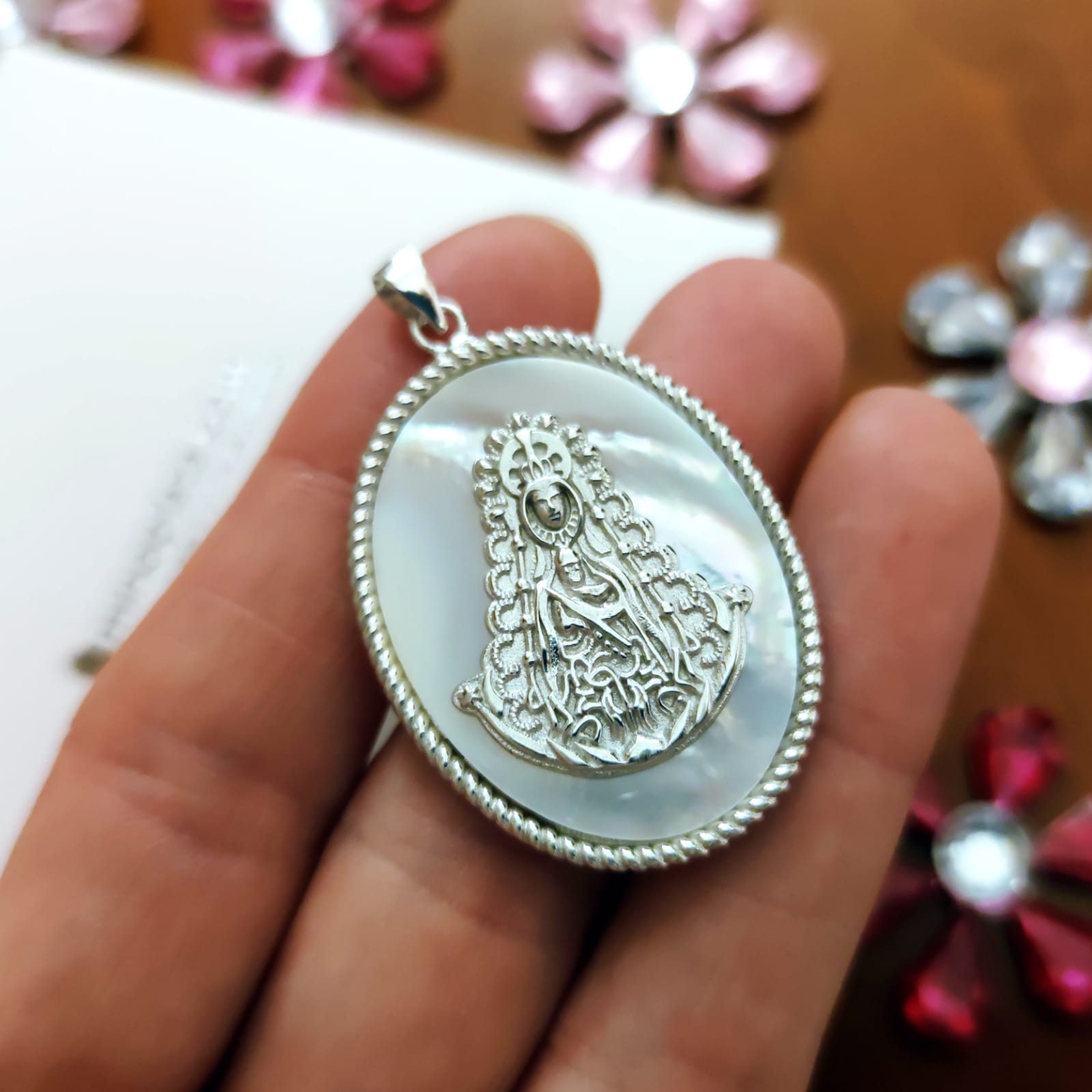 Medalla ovalada Virgen del Rocío en Plata rodiada y Nácar 5