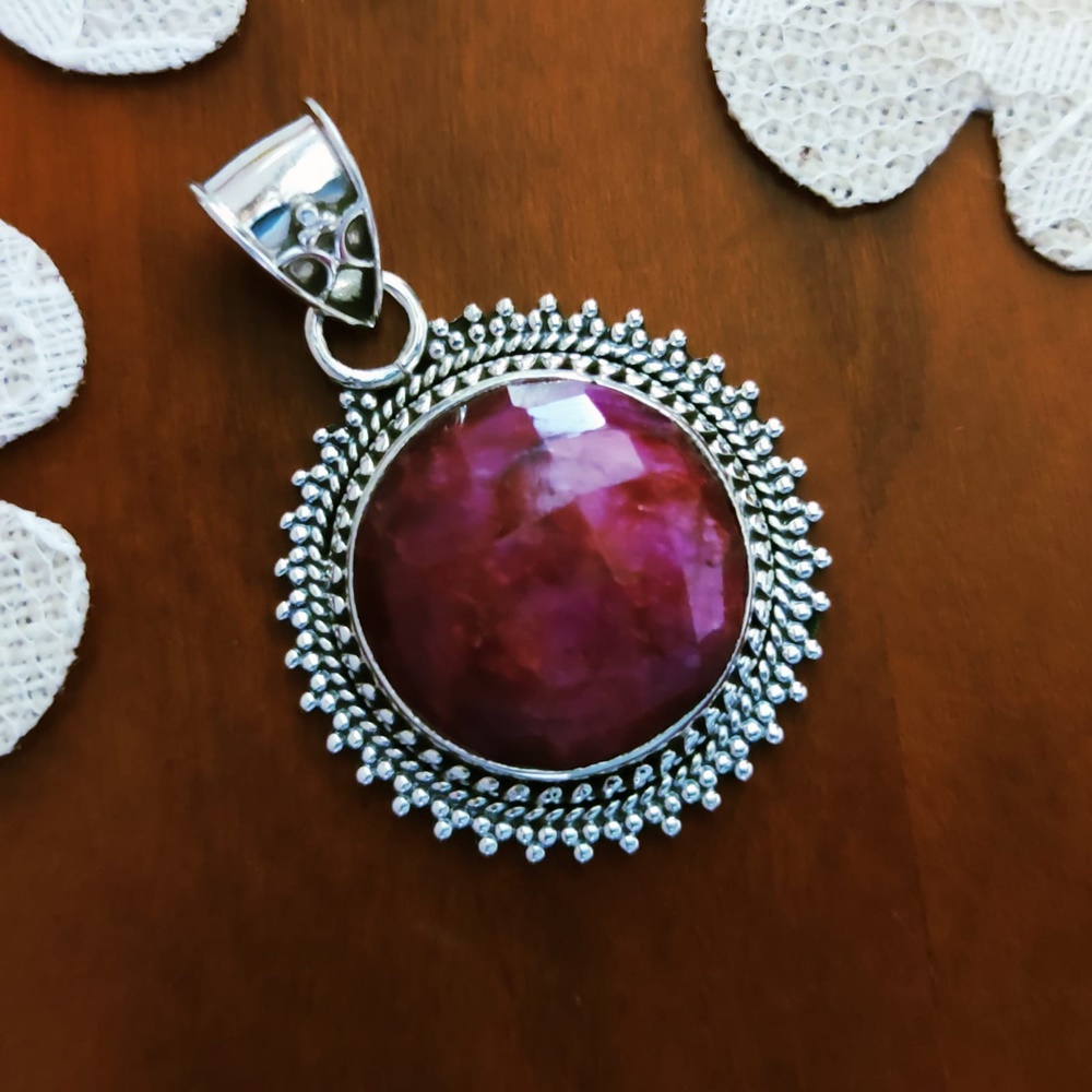 Colgante círculo de Plata envejecida con Piedra natural Rubí