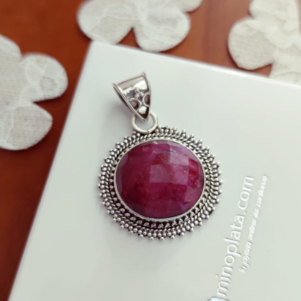 Colgante círculo de Plata envejecida con Piedra natural Rubí 2