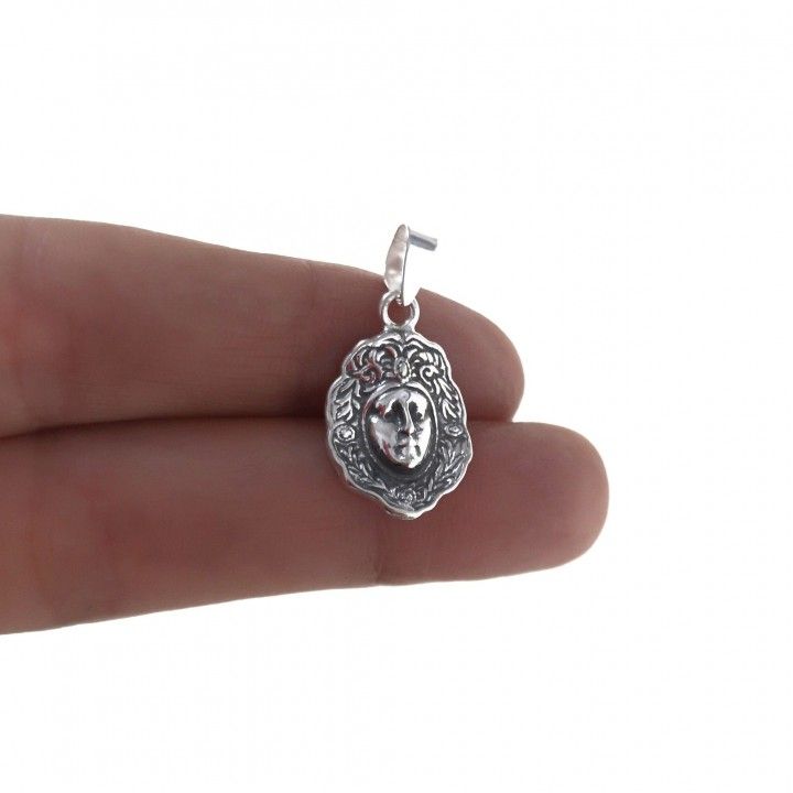 Colgante rostro de la Virgen del Rocío de Plata envejecida 1
