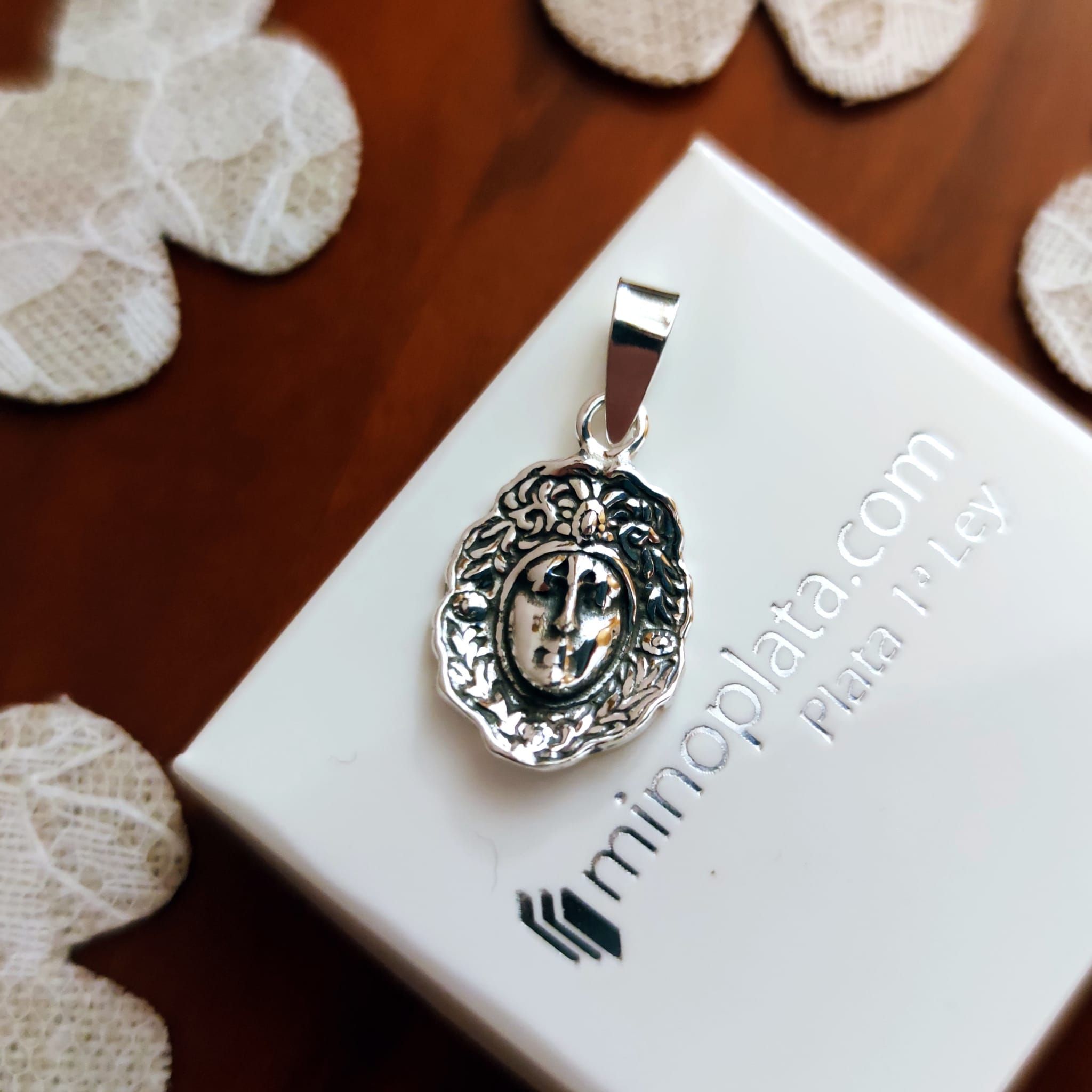 Colgante rostro de la Virgen del Rocío de Plata envejecida 2