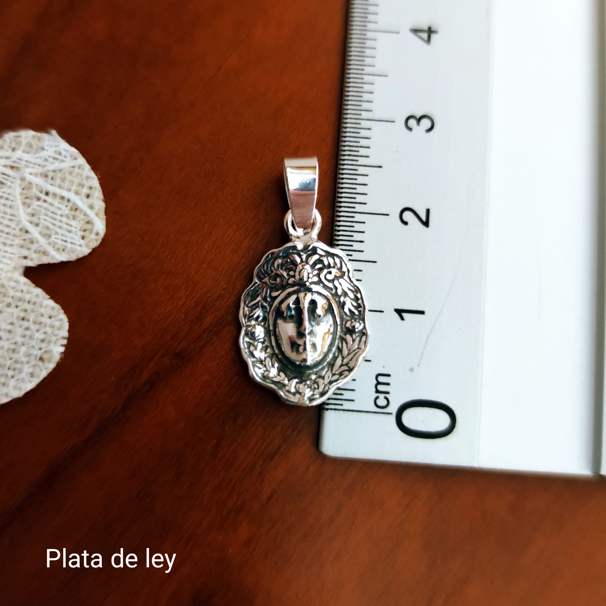 Colgante rostro de la Virgen del Rocío de Plata envejecida 3