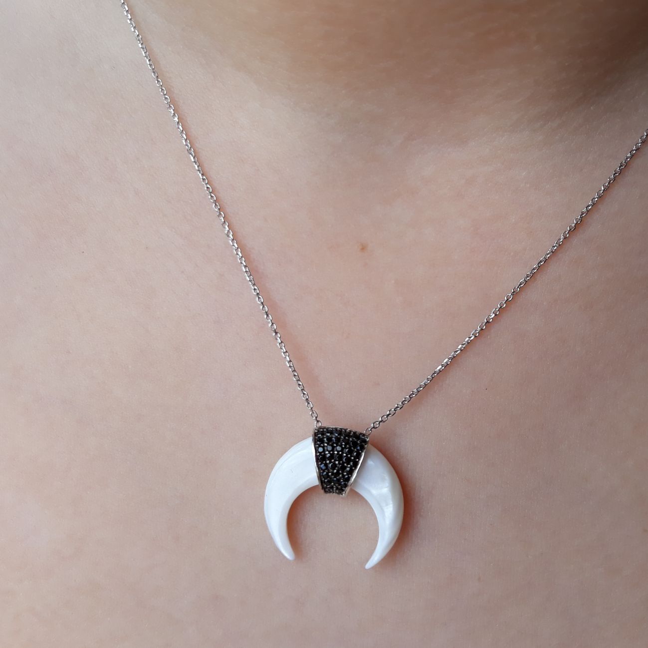 Gargantilla cuerno blanco en Plata con Circonitas negras 1