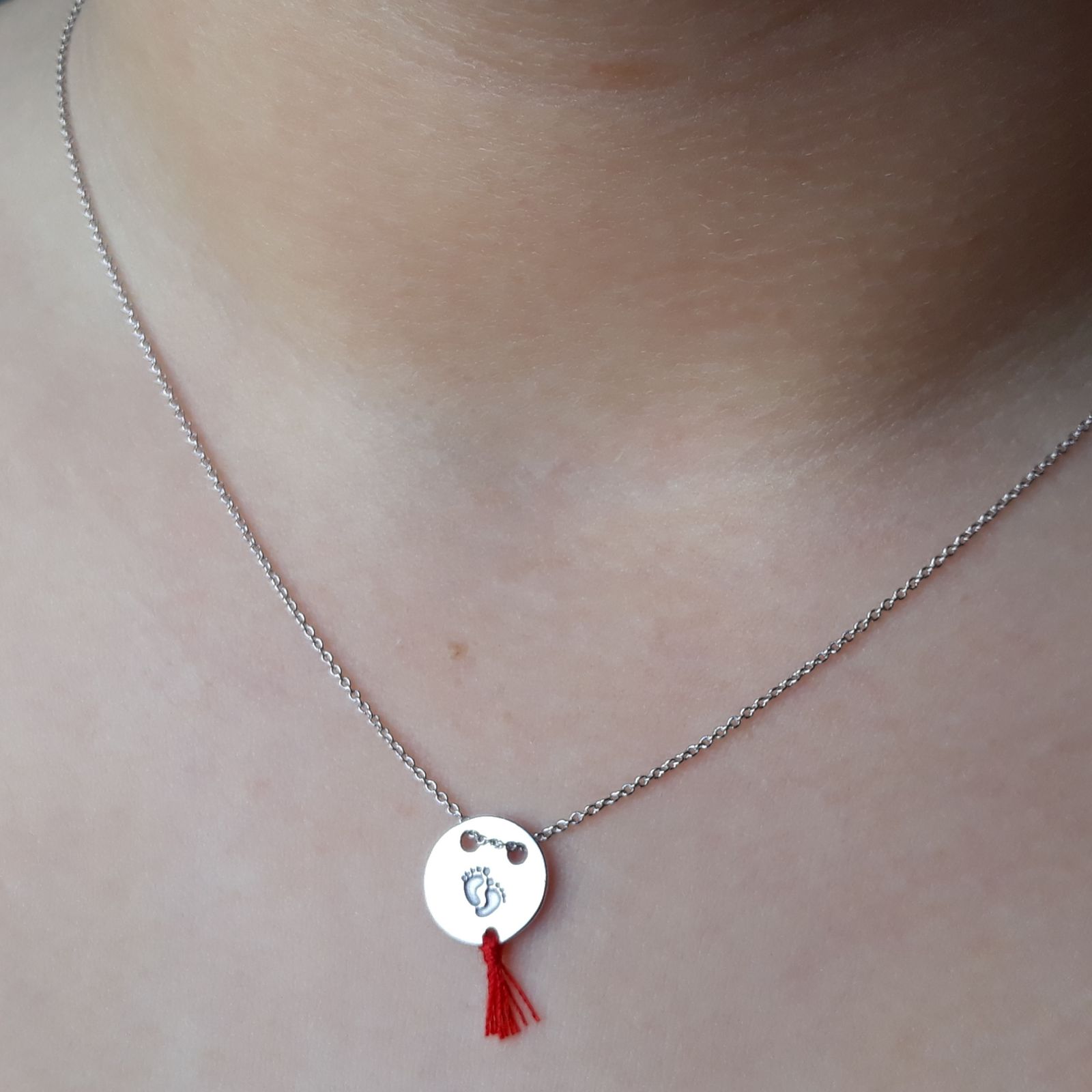 Gargantilla de Plata con colgante pies con pompón rojo 1