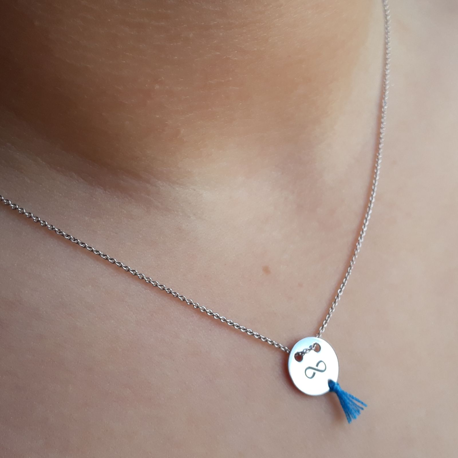 Gargantilla infinito de Plata con pompón azul 1