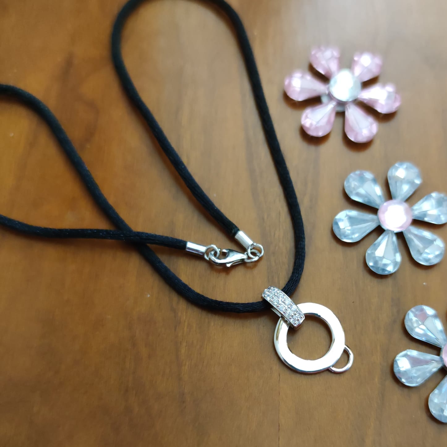 Gargantilla con Strass estilo Charms con cordon de Seda 3
