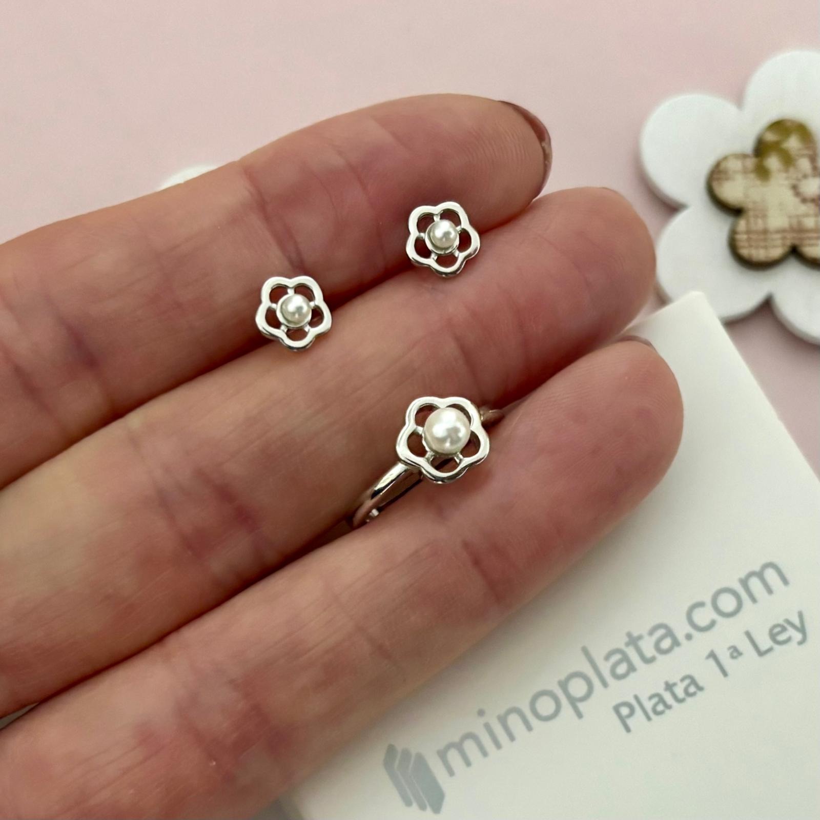Juego Pendientes y Anillo ajustable Comunión flor de Plata rodiada con Perlas cultivadas 1