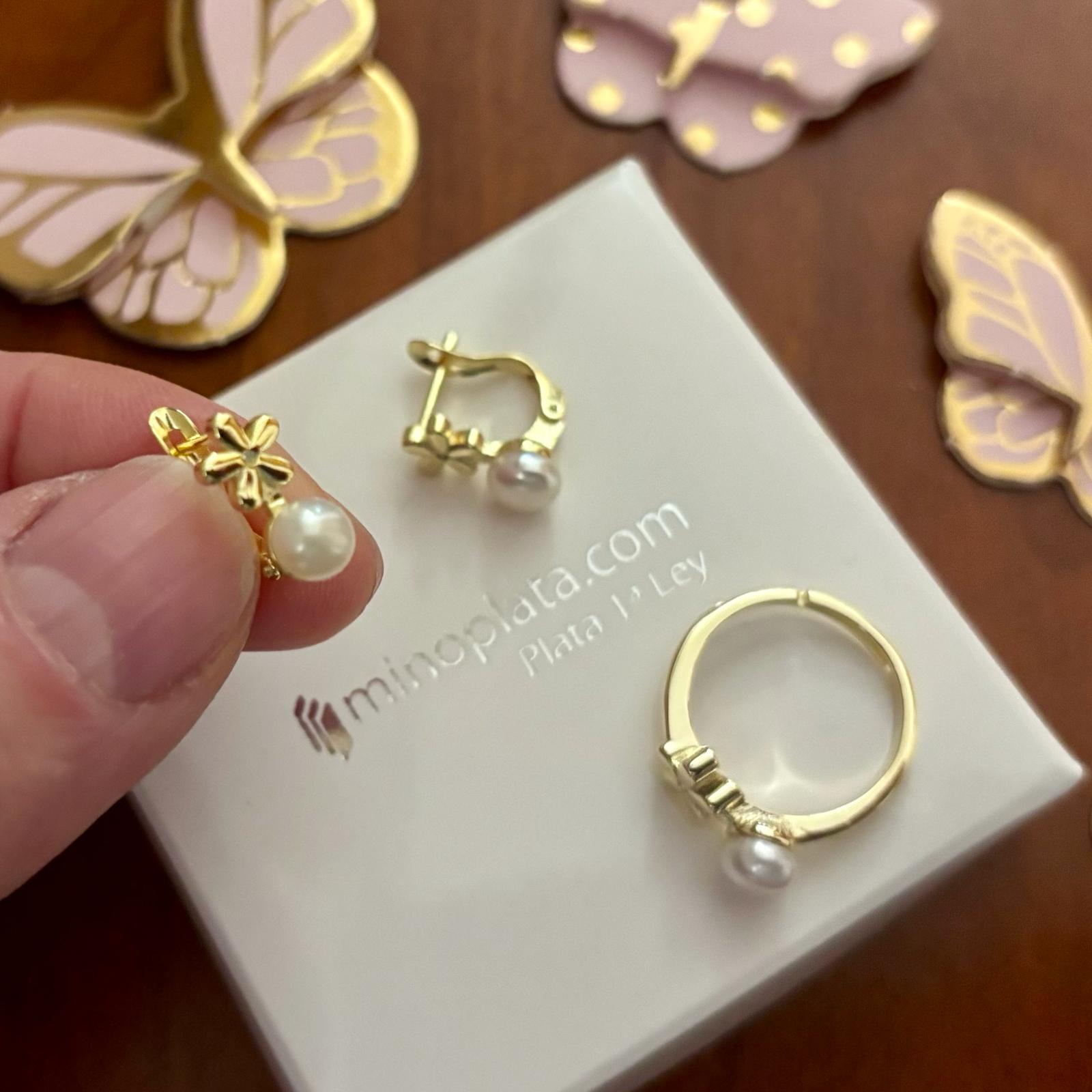 Juego Pendientes y Anillo flor de Plata dorada con Perlas cultivadas y Circonitas para niña 2