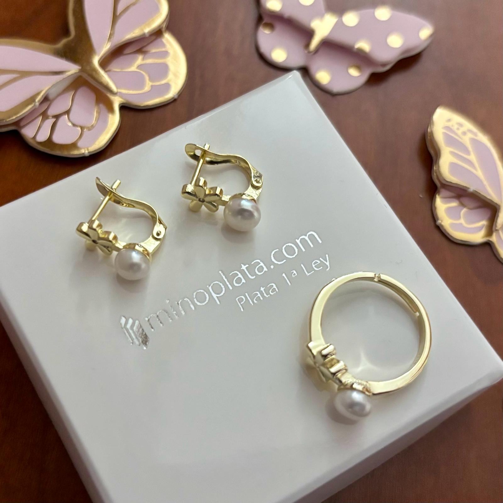 Juego Pendientes y Anillo flor de Plata dorada con Perlas cultivadas y Circonitas para niña 3