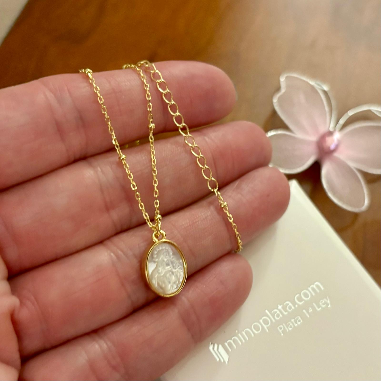 Gargantilla Virgen Milagrosa de Nácar y Plata de ley chapada Oro