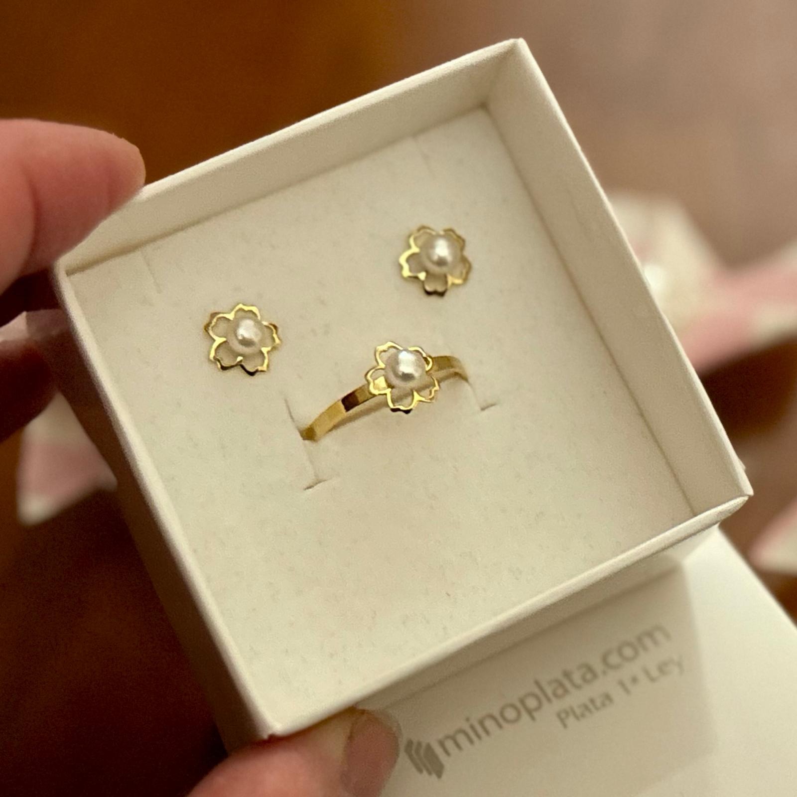 Conjunto Pendientes y Anillo Primera Comunión flor de Plata dorada y Perlas cultivadas 3