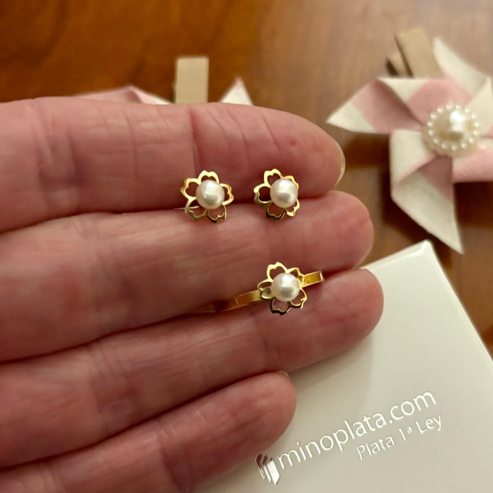 Conjunto Pendientes y Anillo Primera Comunión flor de Plata dorada y Perlas cultivadas 2