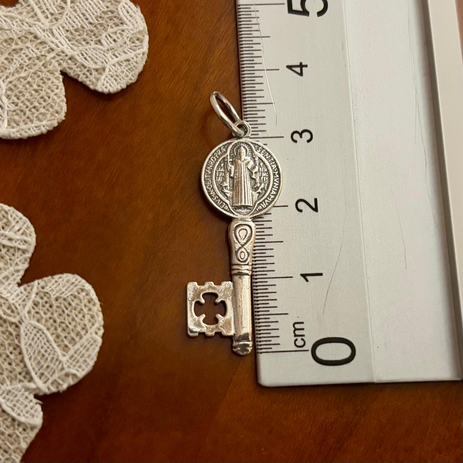Colgante Llave de San Benito de Plata vieja 30mm 1
