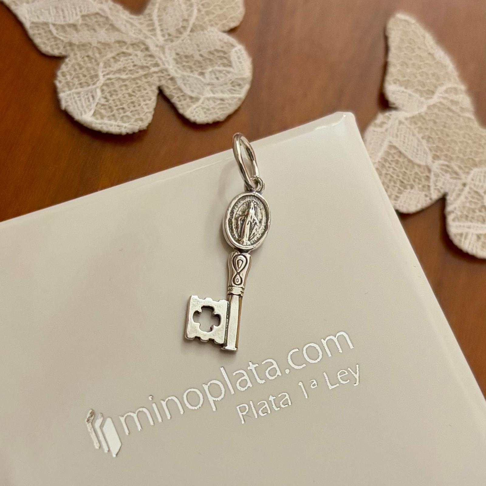 Colgante Llave de la Inmaculada Concepción en Plata de ley envejecida 21mm 3