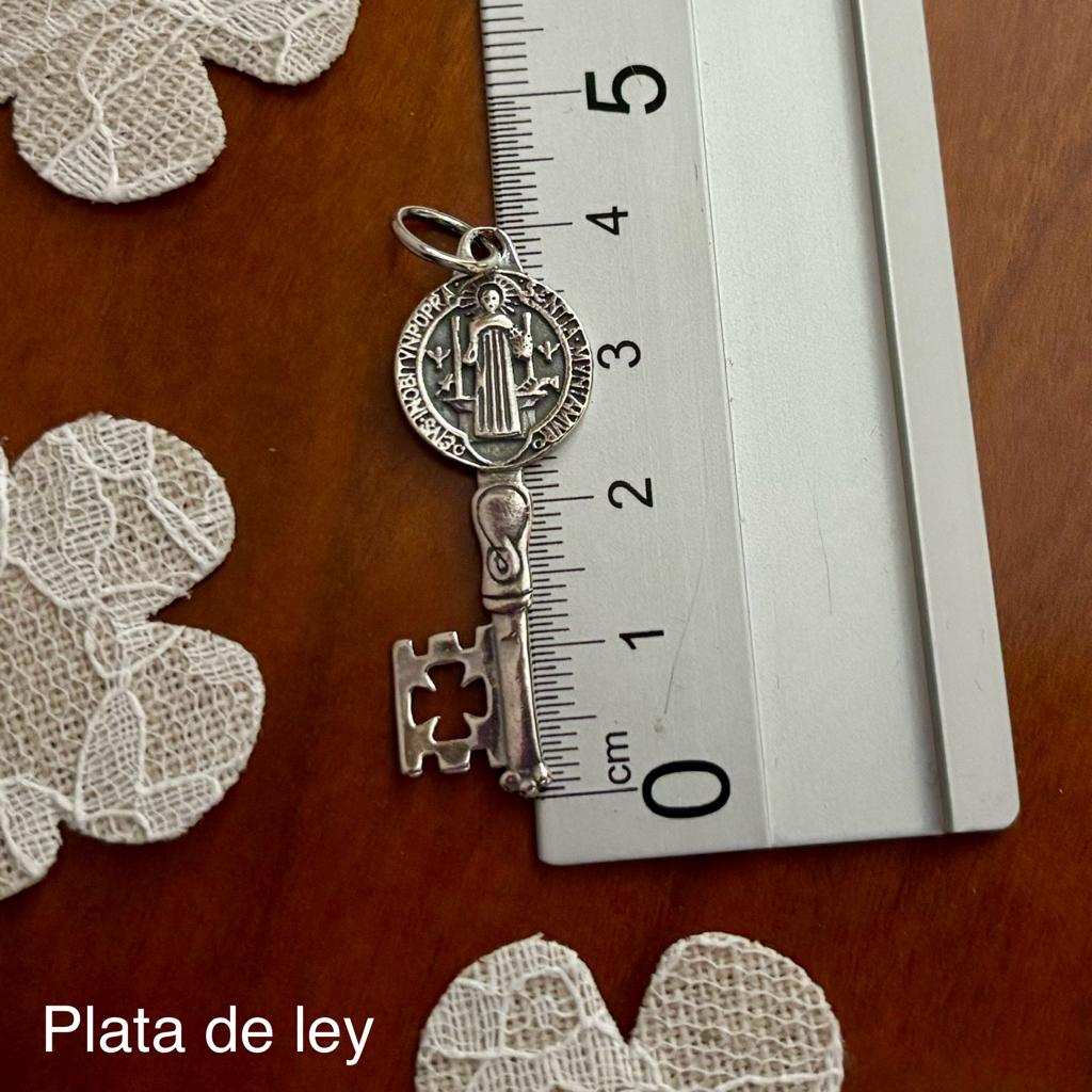 Colgante llave de San Benito en Plata de ley envejecida 1