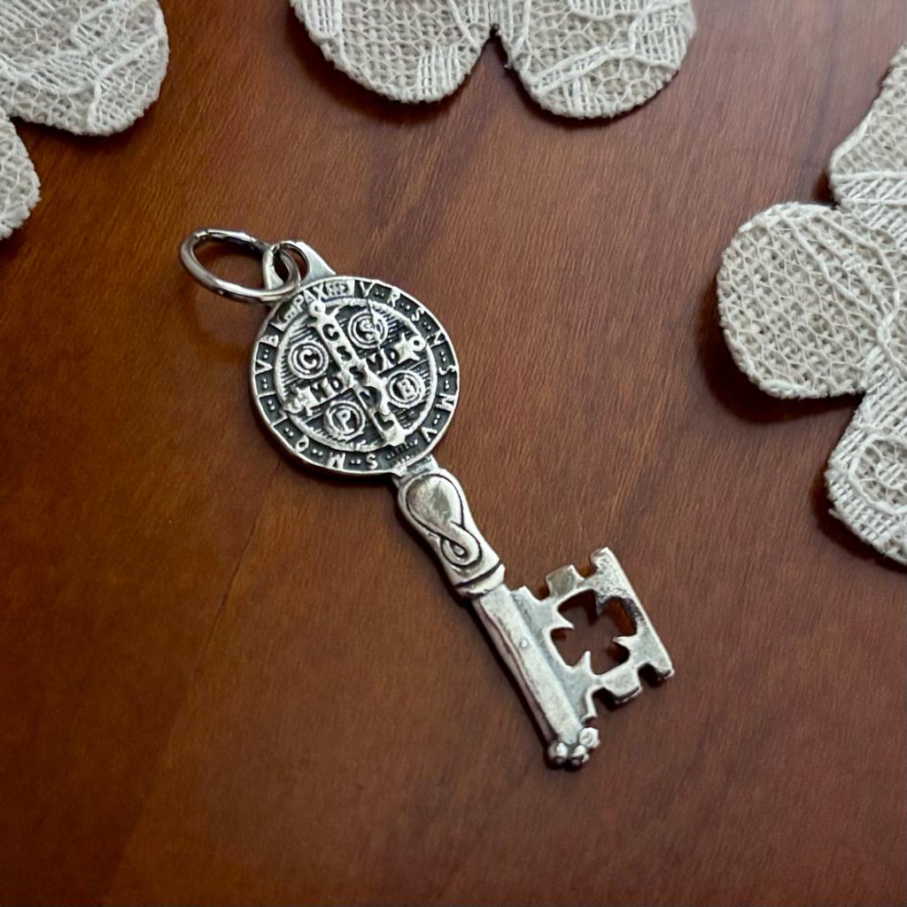 Colgante llave de San Benito en Plata de ley envejecida 3