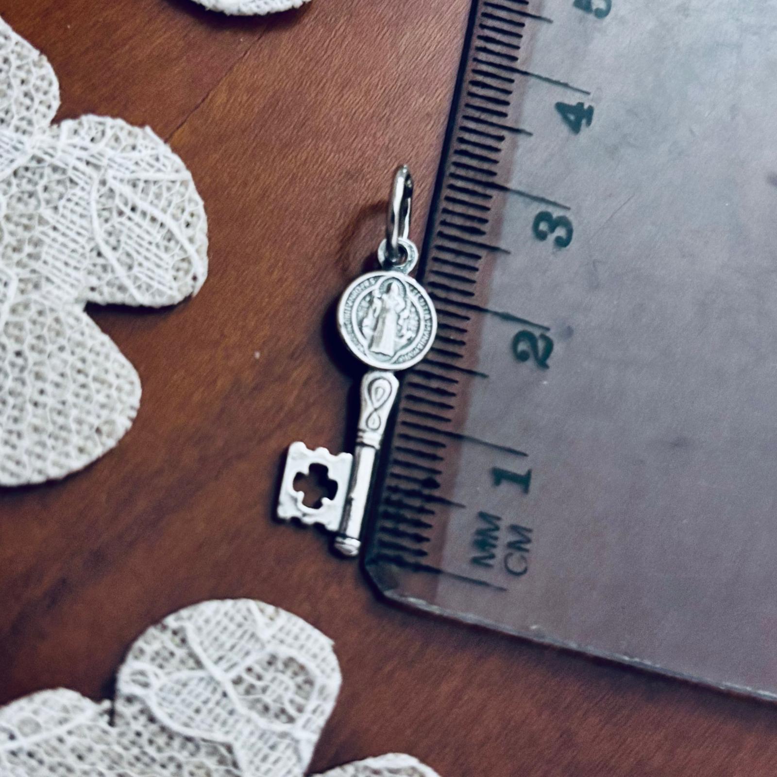 Colgante llave San Benito de Plata de ley envejecida 5