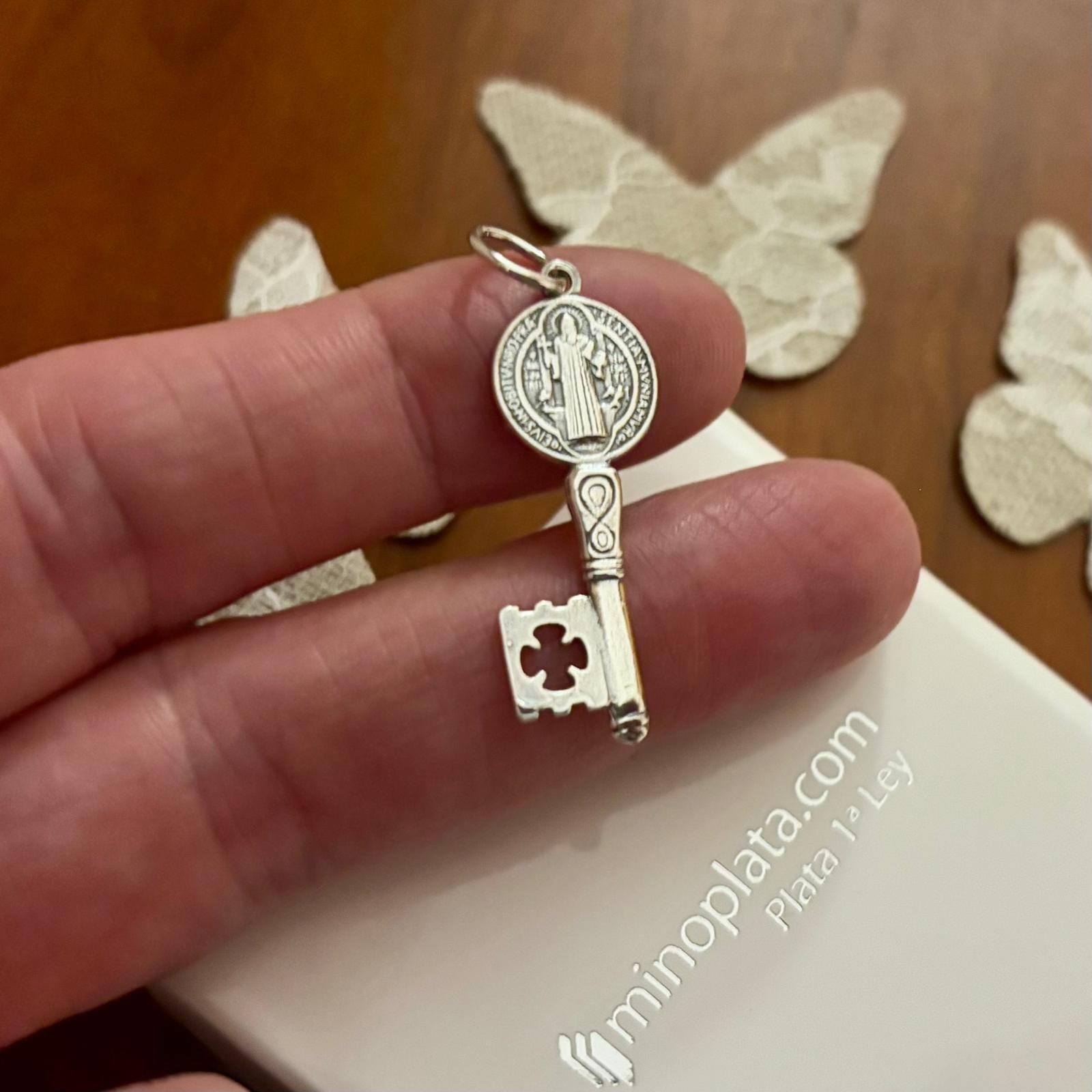 Colgante Llave de San Benito de Plata vieja 30mm 2
