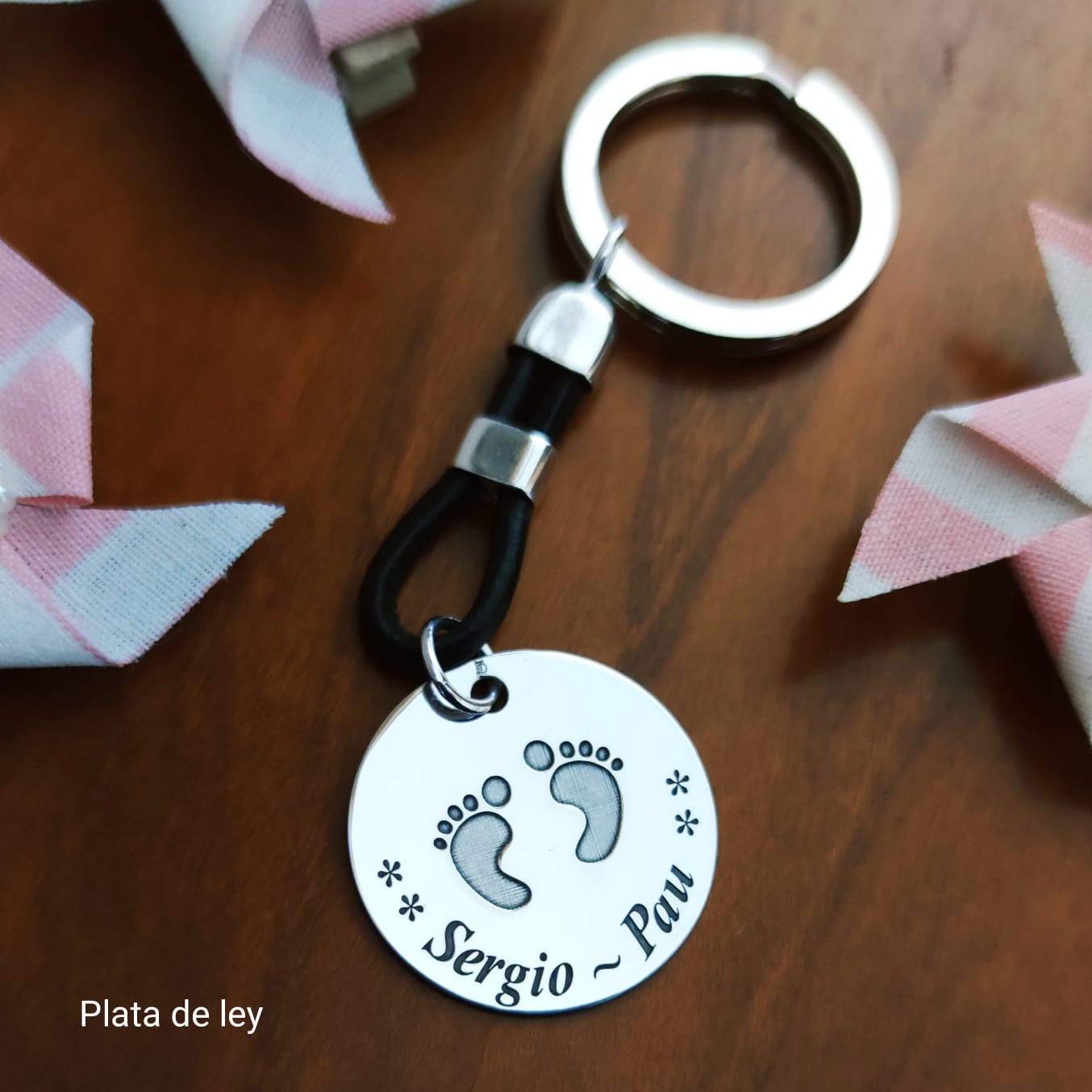 Llavero pies personalizado nombre de Plata y Cuero marrón 1