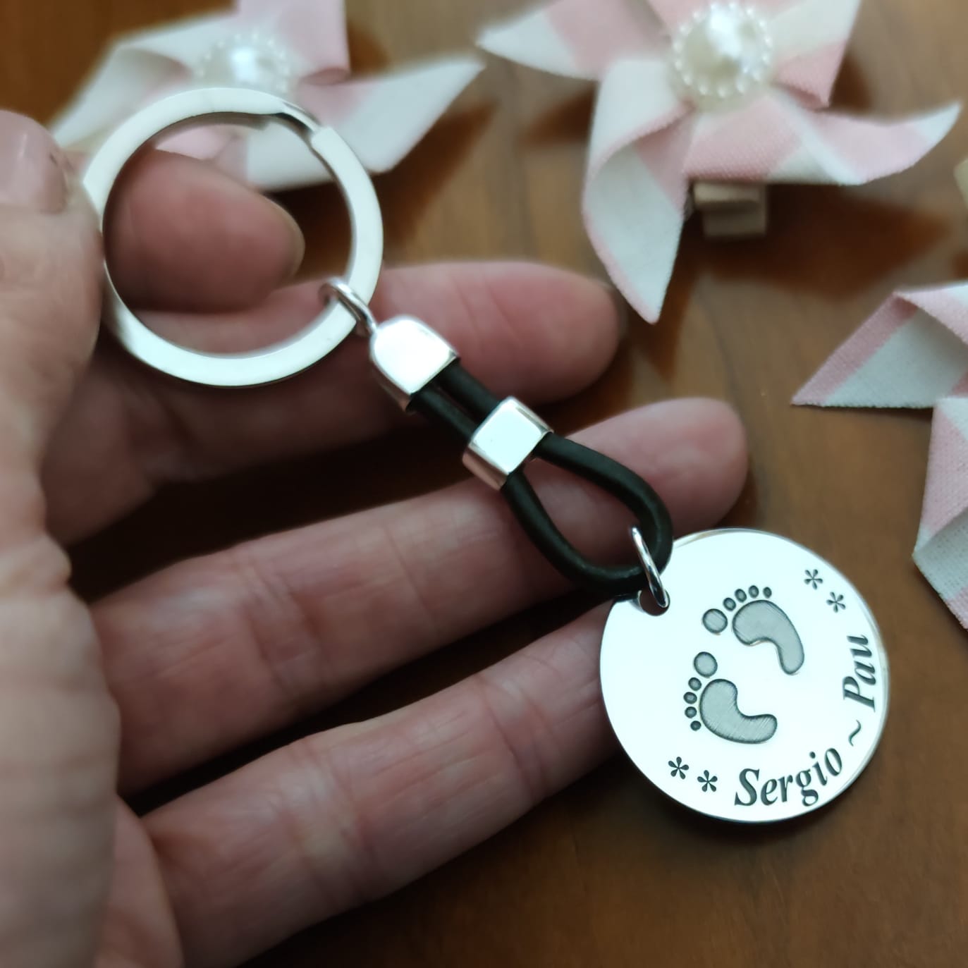 Llavero pies personalizado nombre de Plata y Cuero marrón 2