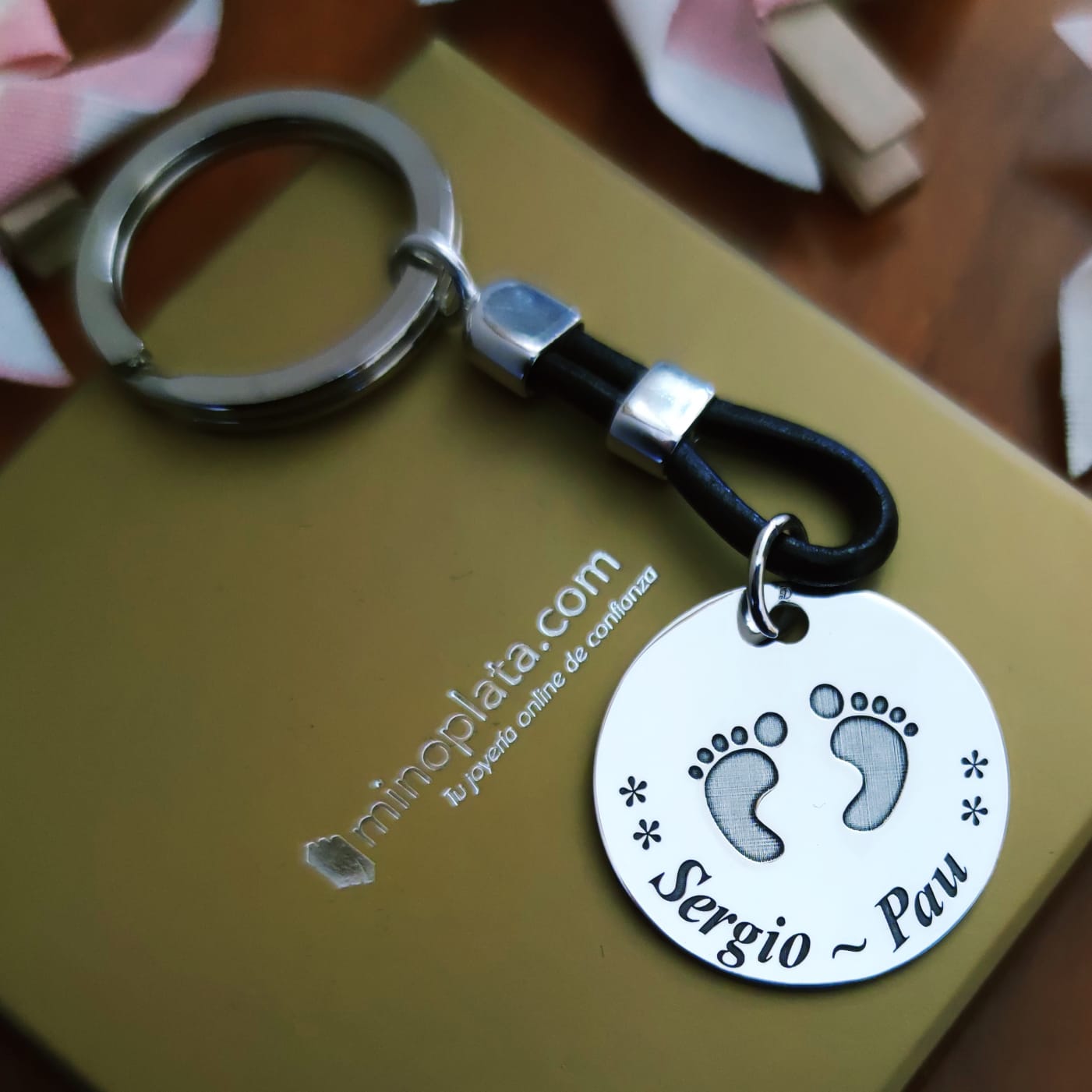 Llavero pies personalizado nombre de Plata y Cuero marrón 3