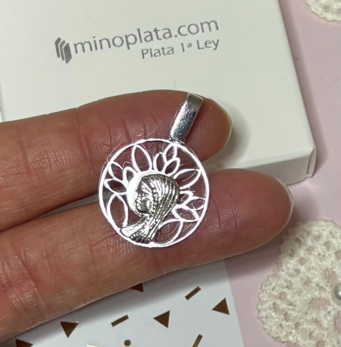 Medalla calada Virgen Niña de Plata de ley rodiada 1