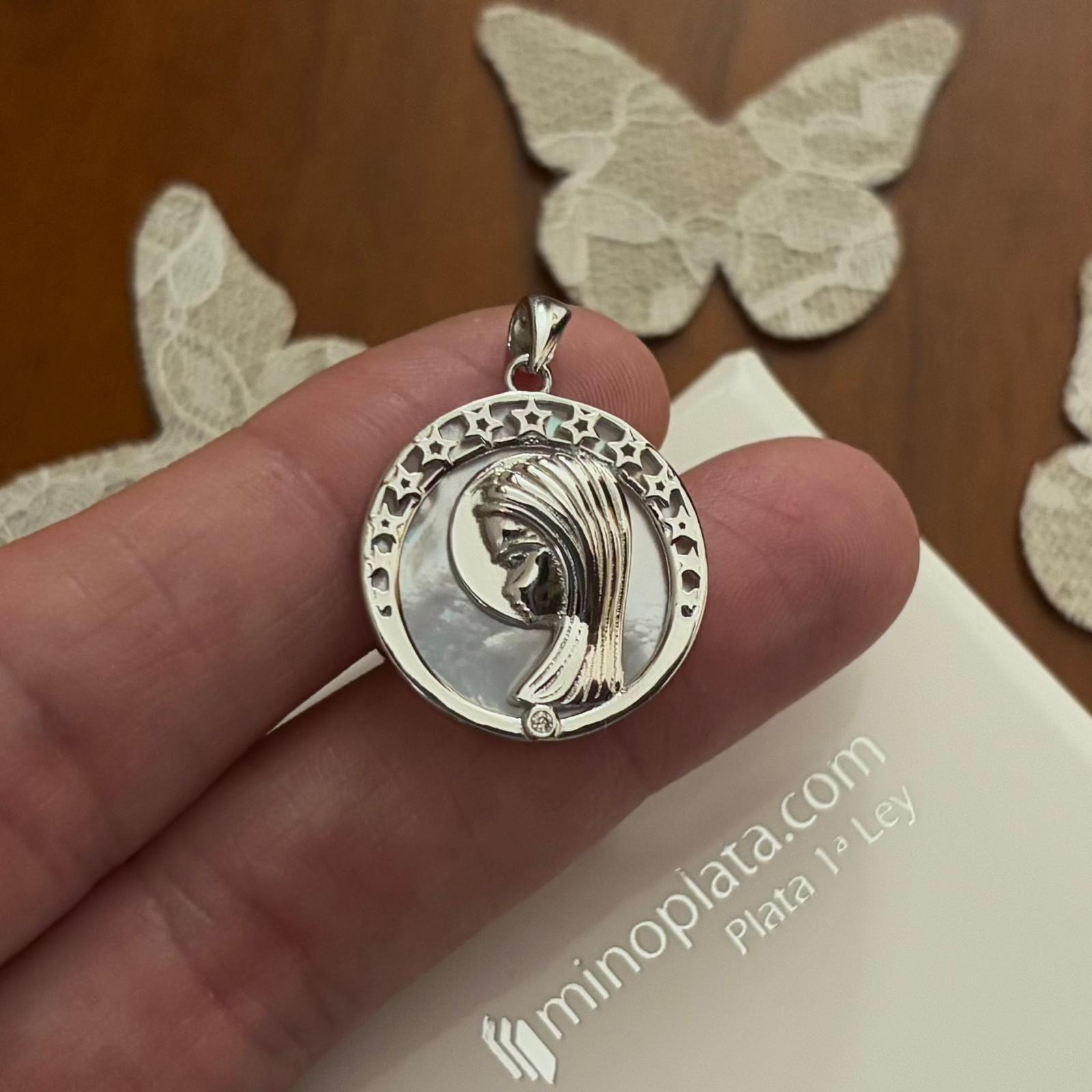 Medalla estrellas Virgen Niña de Plata de ley rodiada con Nácar y Circonitas 20mm 2