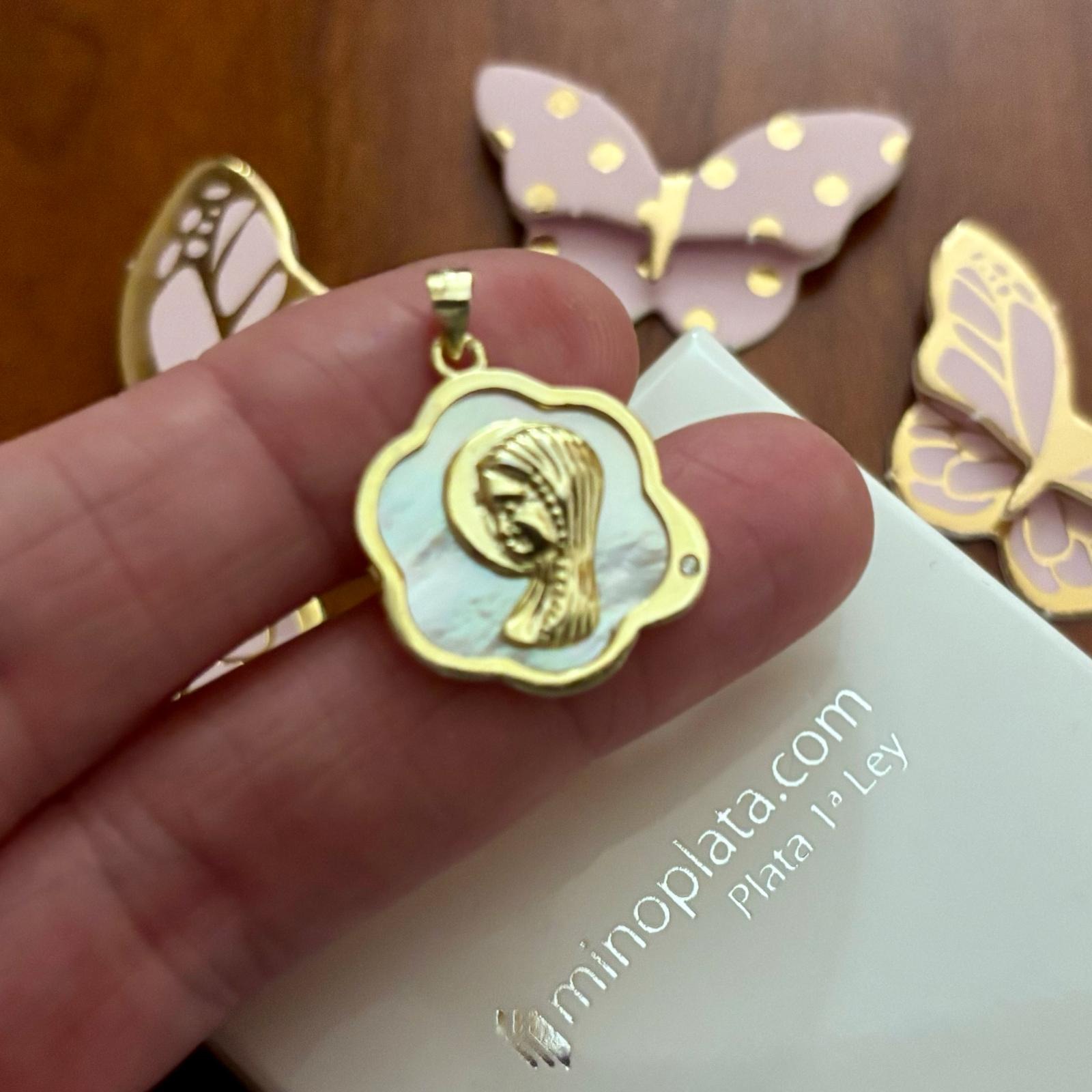 Medalla Comunión Virgen Niña Nácar en Plata de ley dorada y Circonita