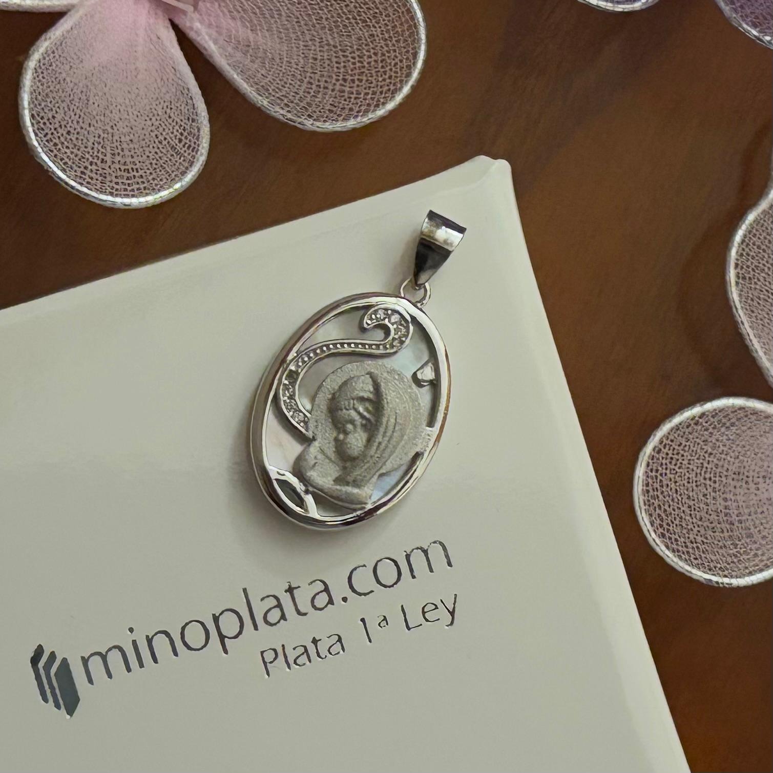 Medalla Virgen Niña de Plata de ley brillo y matizada con Nácar y Circonitas 2