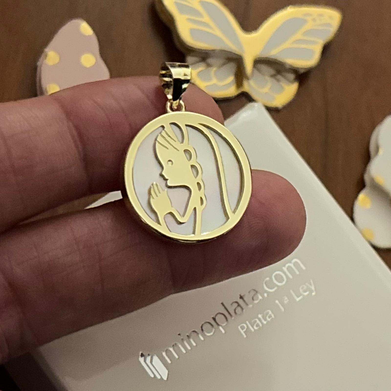 Medalla Primera Comunión Virgen Niña de Plata de ley bañada en Oro con Nácar 20mm 3