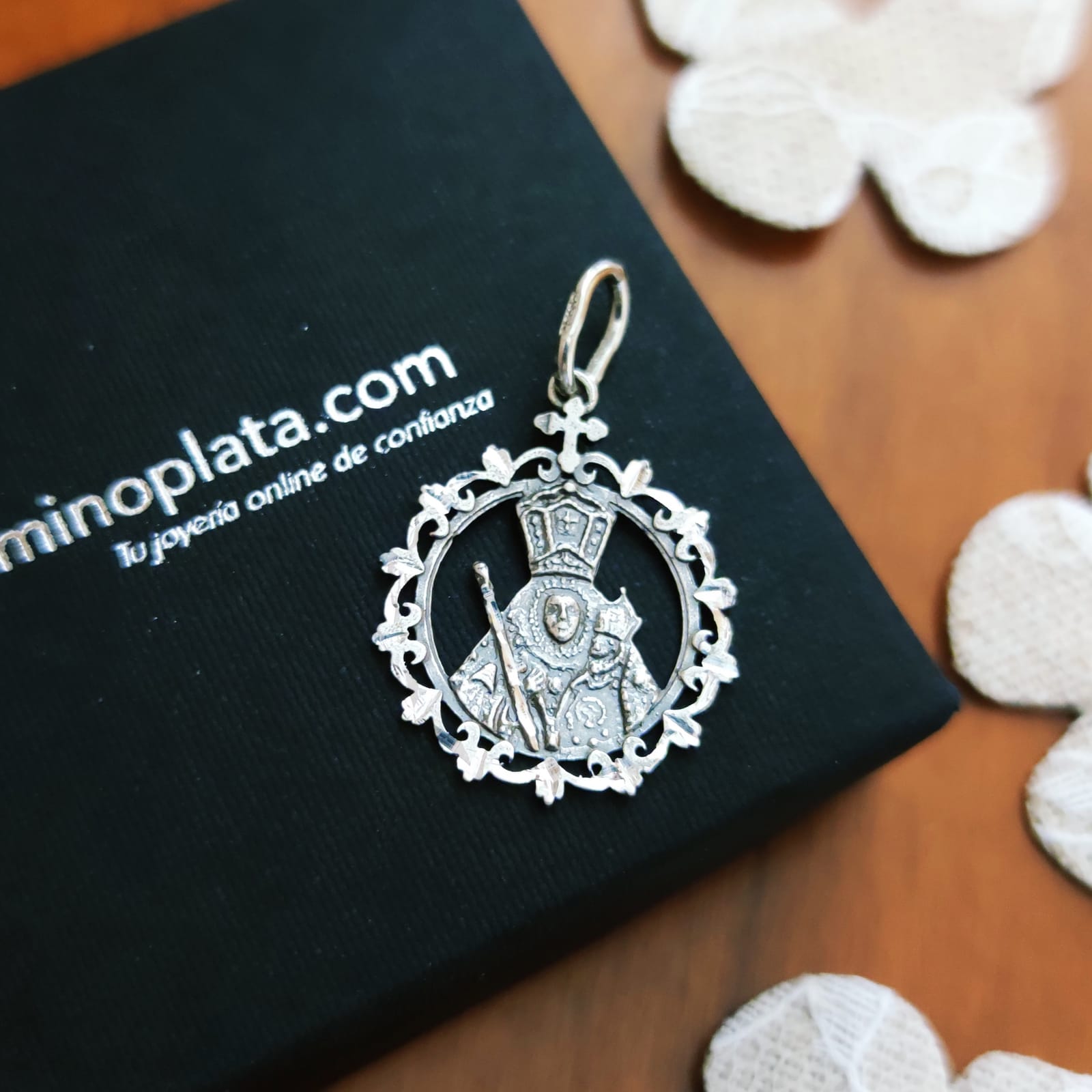 Medalla Virgen de la Cabeza de Plata de ley vieja calada 19 Mm. 2