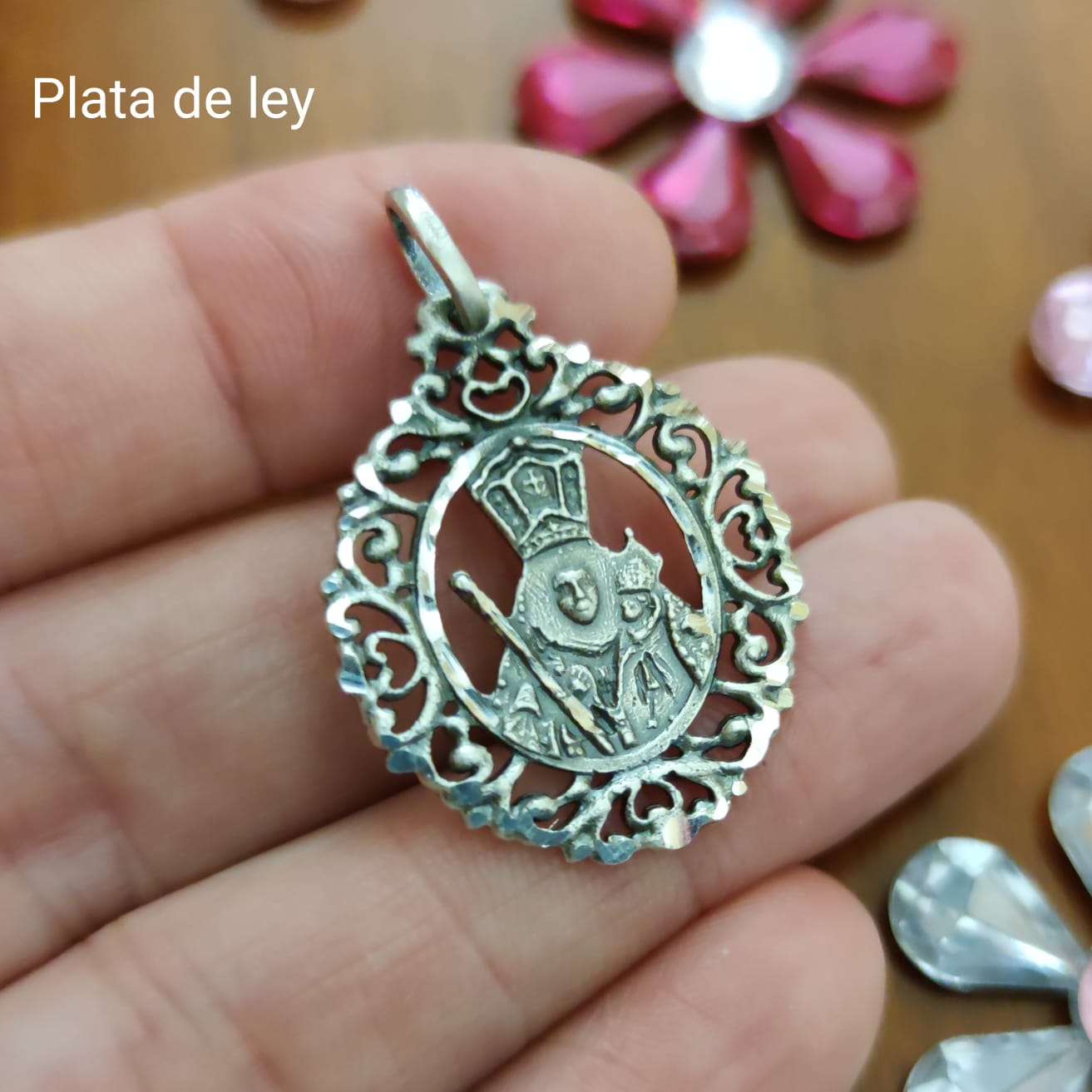 Medalla ovalada Virgen de la Cabeza de Plata de ley vieja calada 1