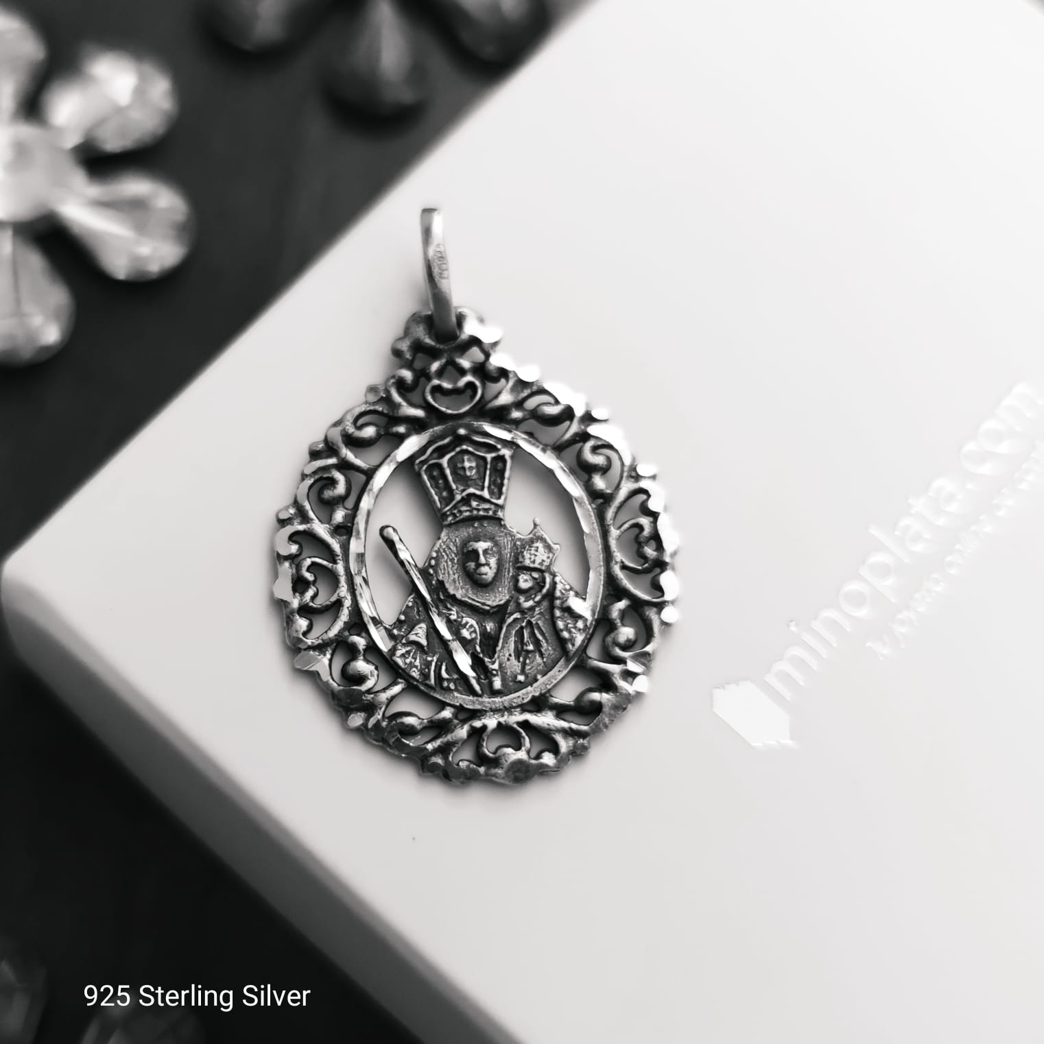Medalla ovalada Virgen de la Cabeza de Plata de ley vieja calada 3