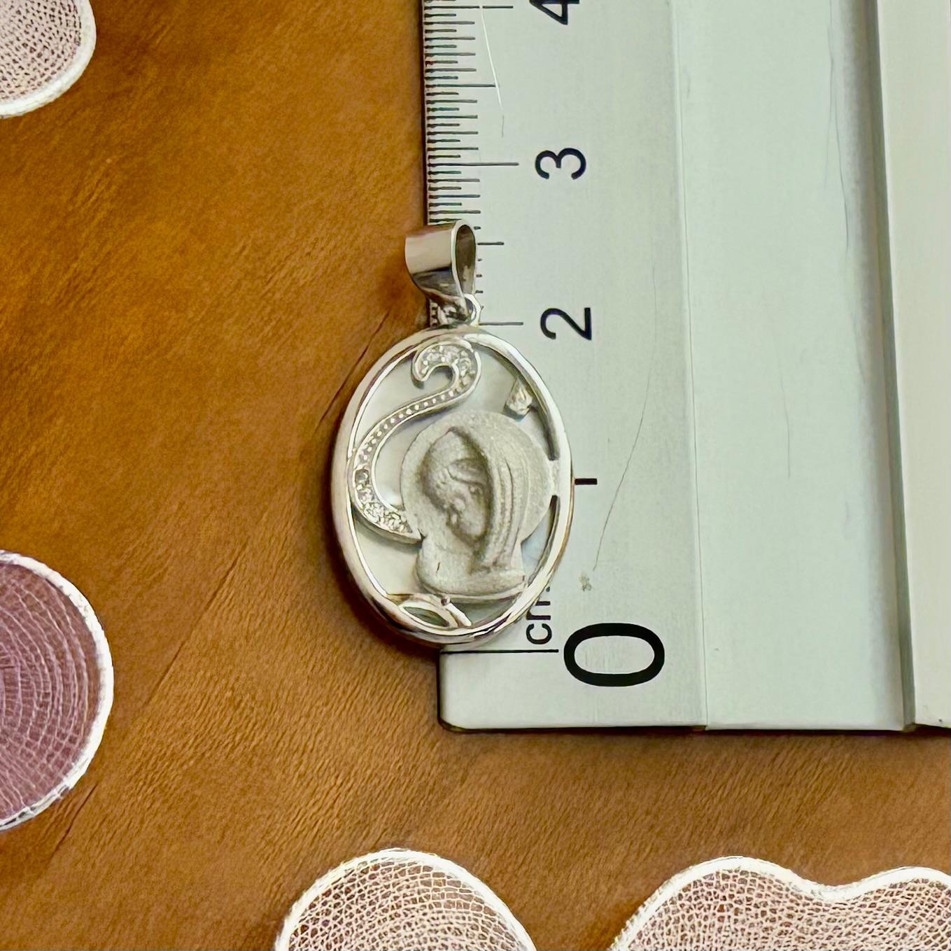 Medalla Virgen Niña de Plata de ley brillo y matizada con Nácar y Circonitas 5