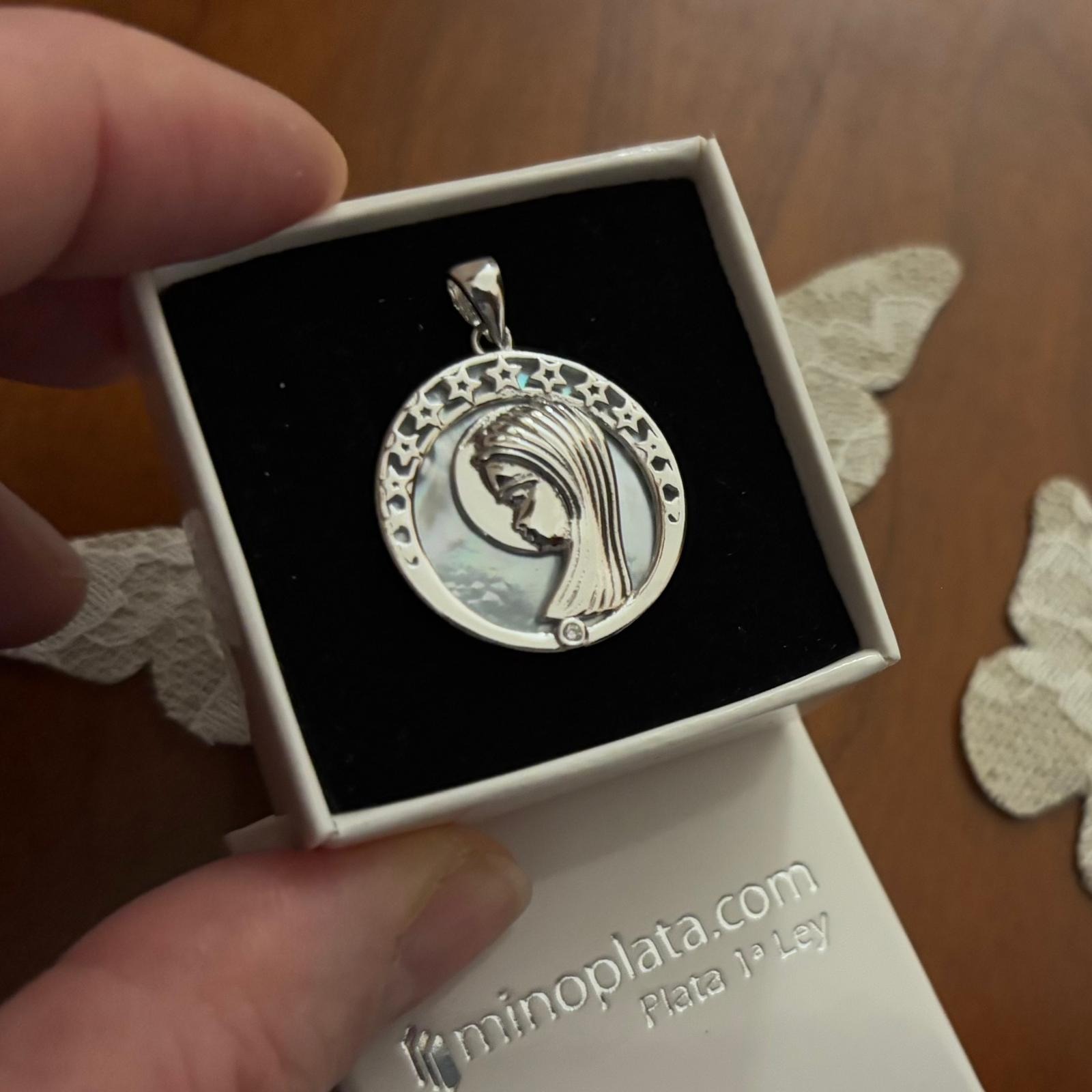 Medalla estrellas Virgen Niña de Plata de ley rodiada con Nácar y Circonitas 20mm 1